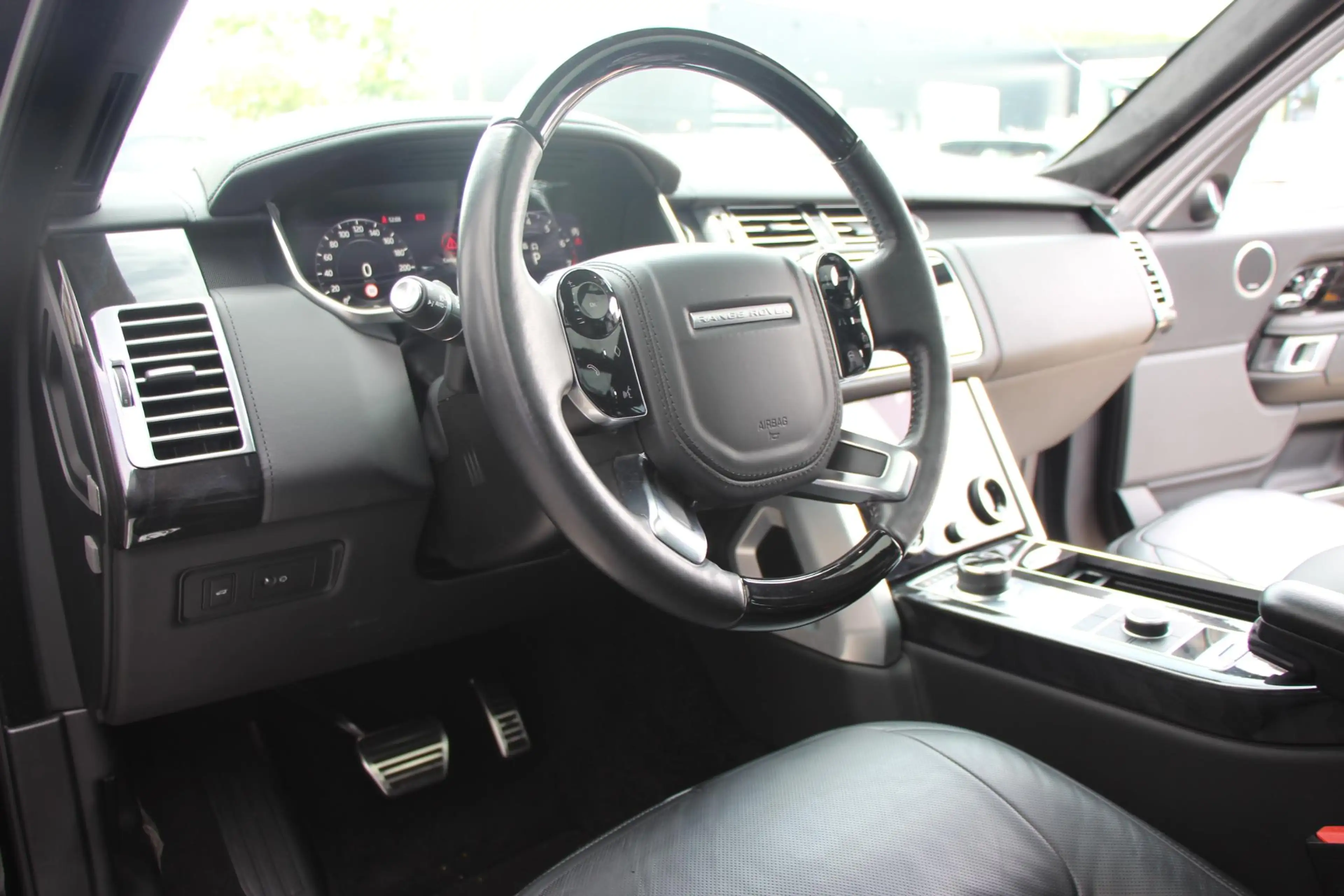 Land Rover Range Rover P400 MHEV Autobiography | Rear Entertainment | Sto — photo 14