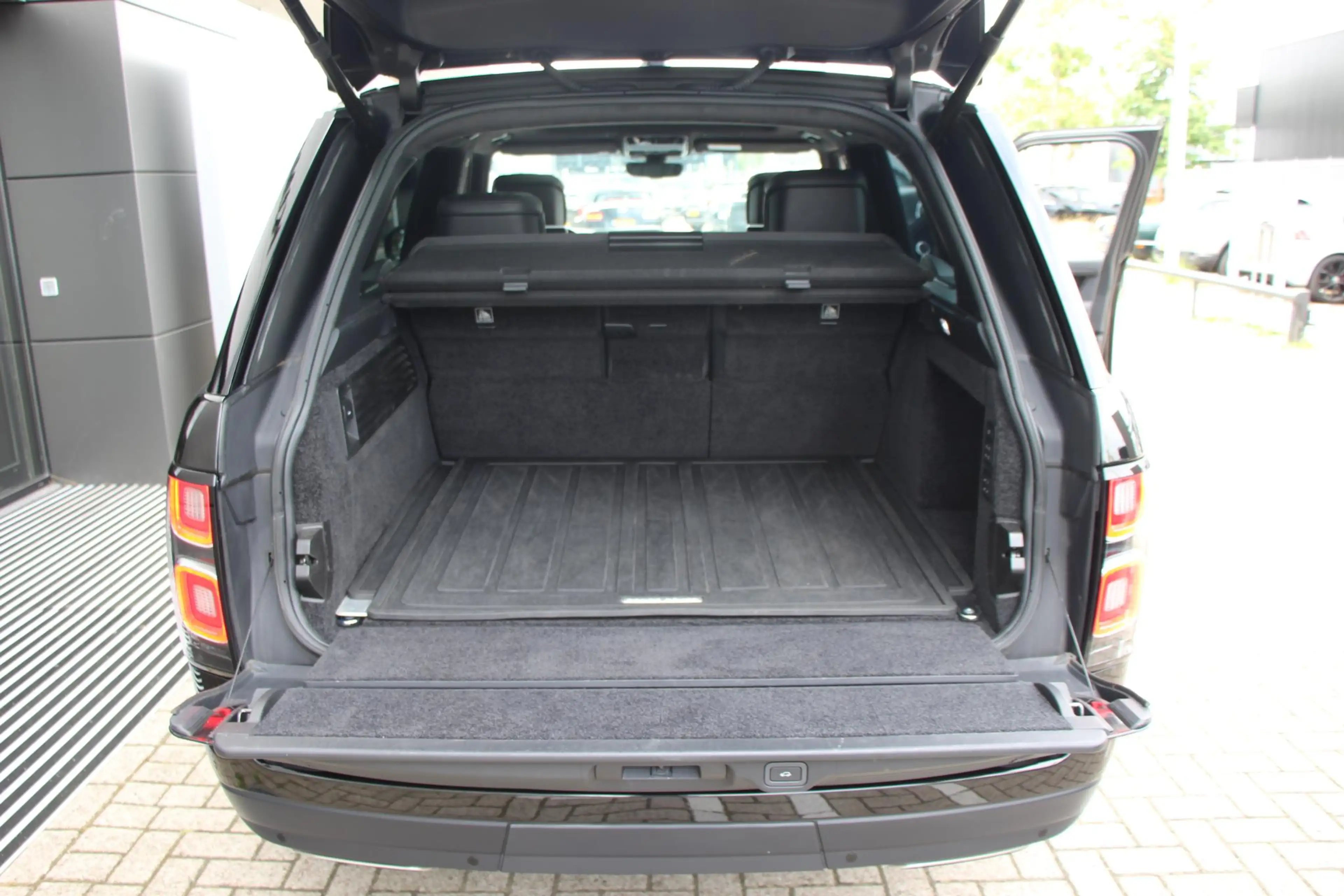 Land Rover Range Rover P400 MHEV Autobiography | Rear Entertainment | Sto — photo 17