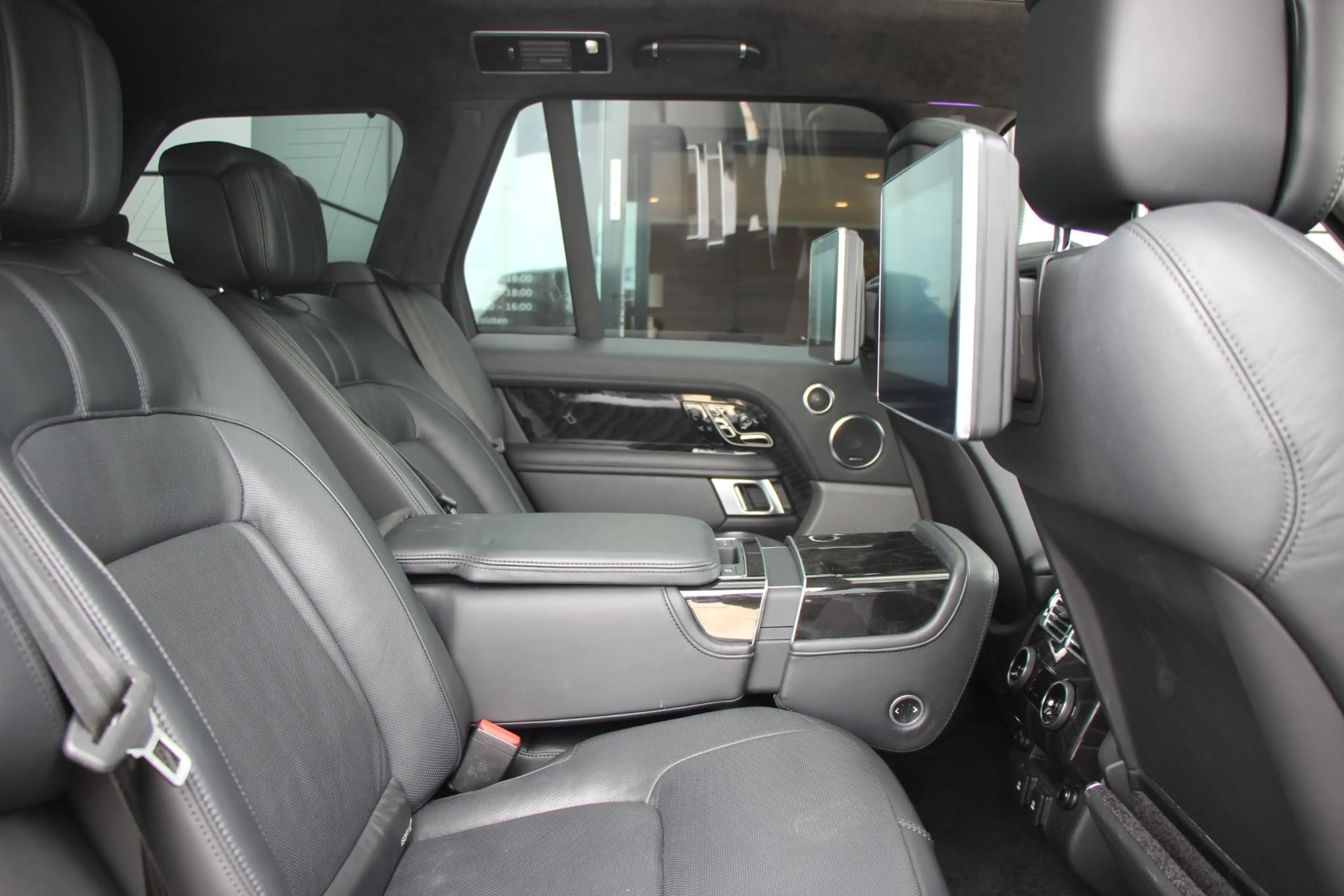 Land Rover Range Rover P400 MHEV Autobiography | Rear Entertainment | Sto — photo 13