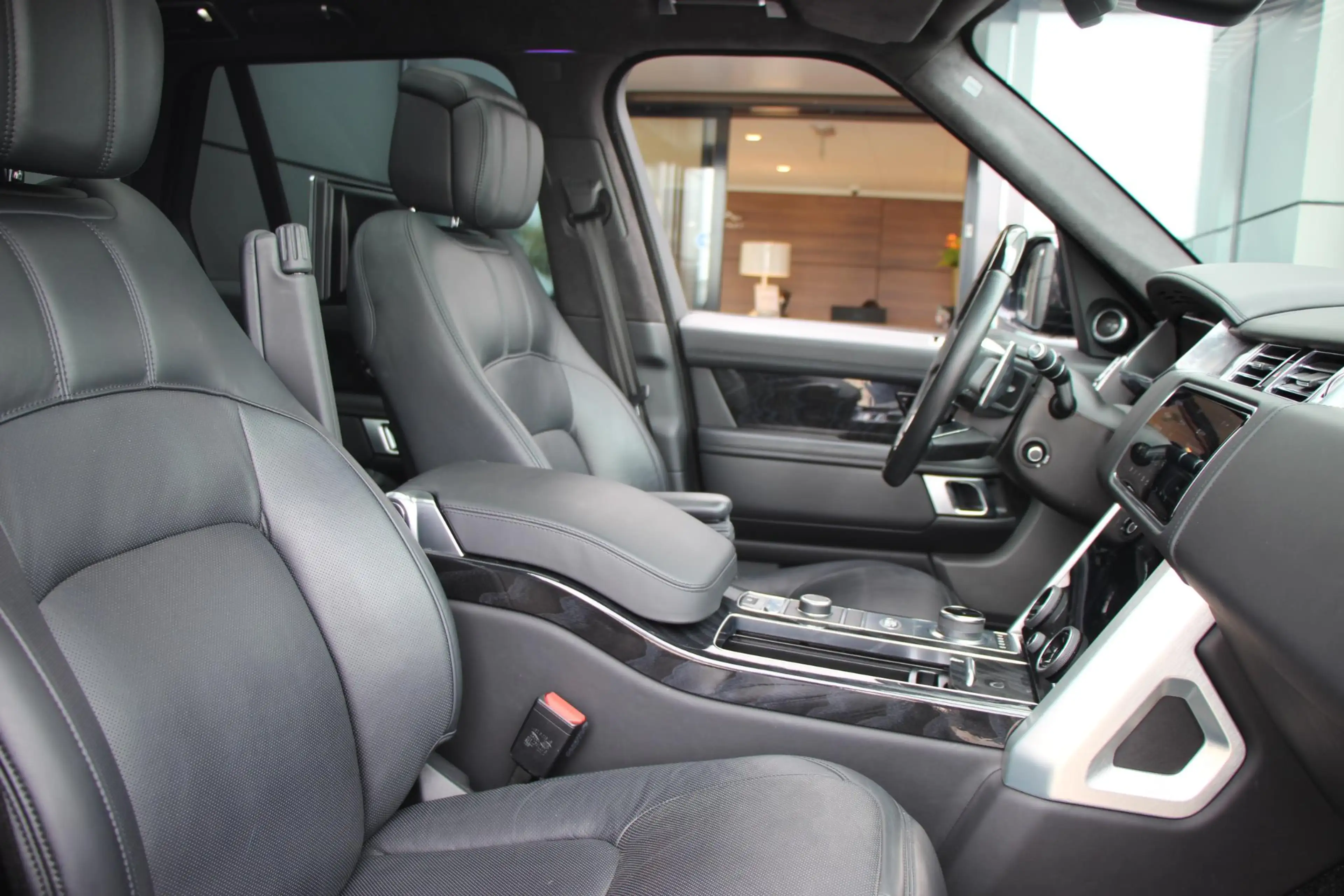 Land Rover Range Rover P400 MHEV Autobiography | Rear Entertainment | Sto — photo 10