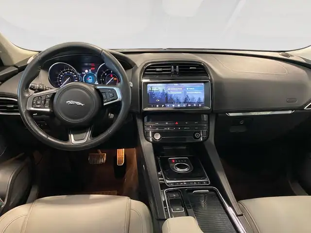 Jaguar F-Pace view 6