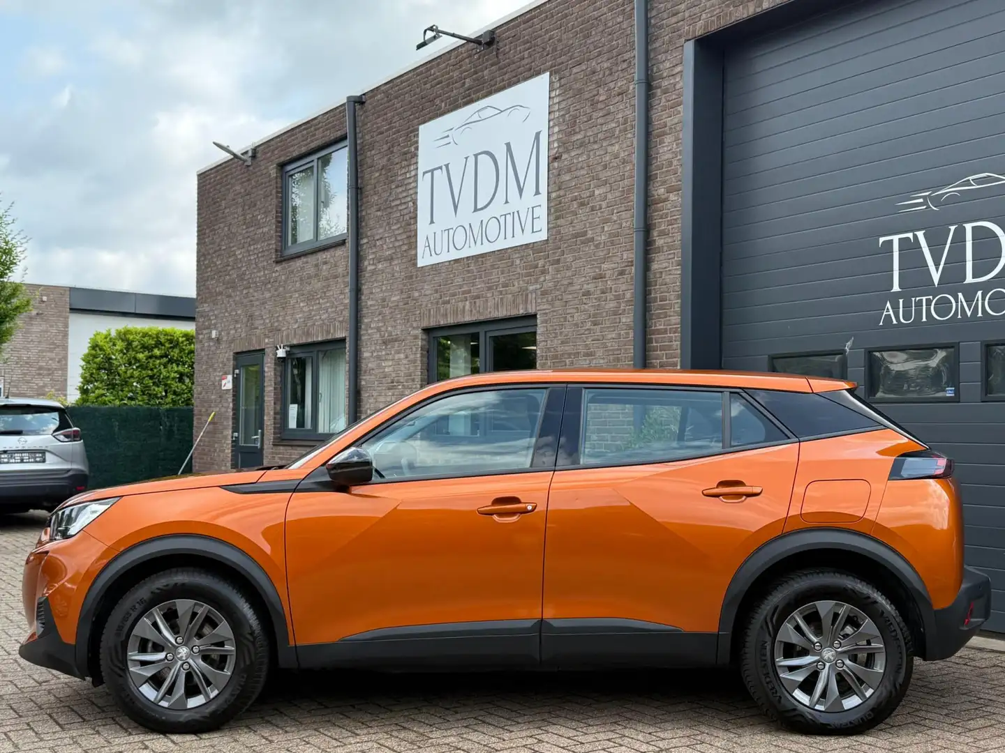 Peugeot 2008 1.2 PureTech Active Pack|NAVI|CRUISE|CLIMATE Orange - 2
