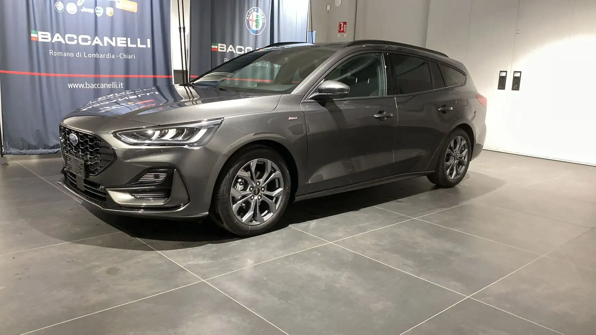 Ford Focus 1.0 EcoBoost Hybrid 125 CV SW ST Line Сірий - 1