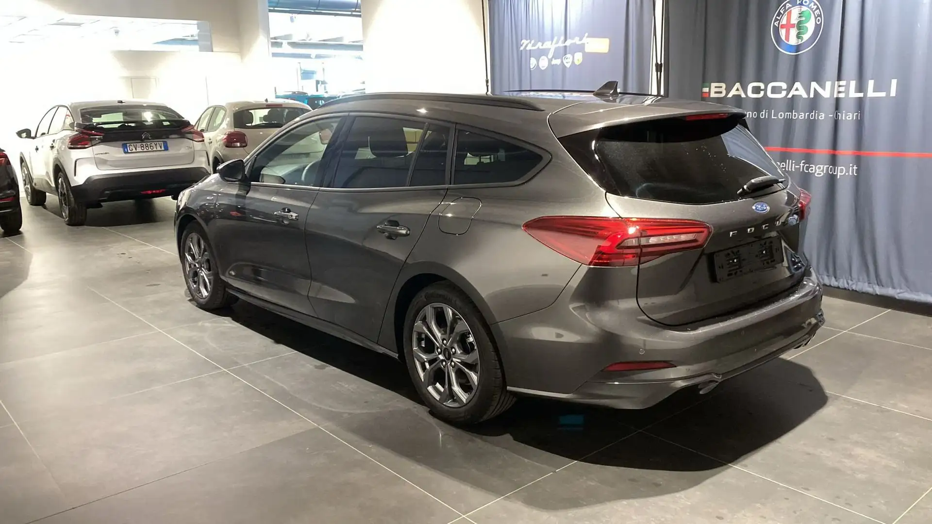Ford Focus 1.0 EcoBoost Hybrid 125 CV SW ST Line Сірий - 2
