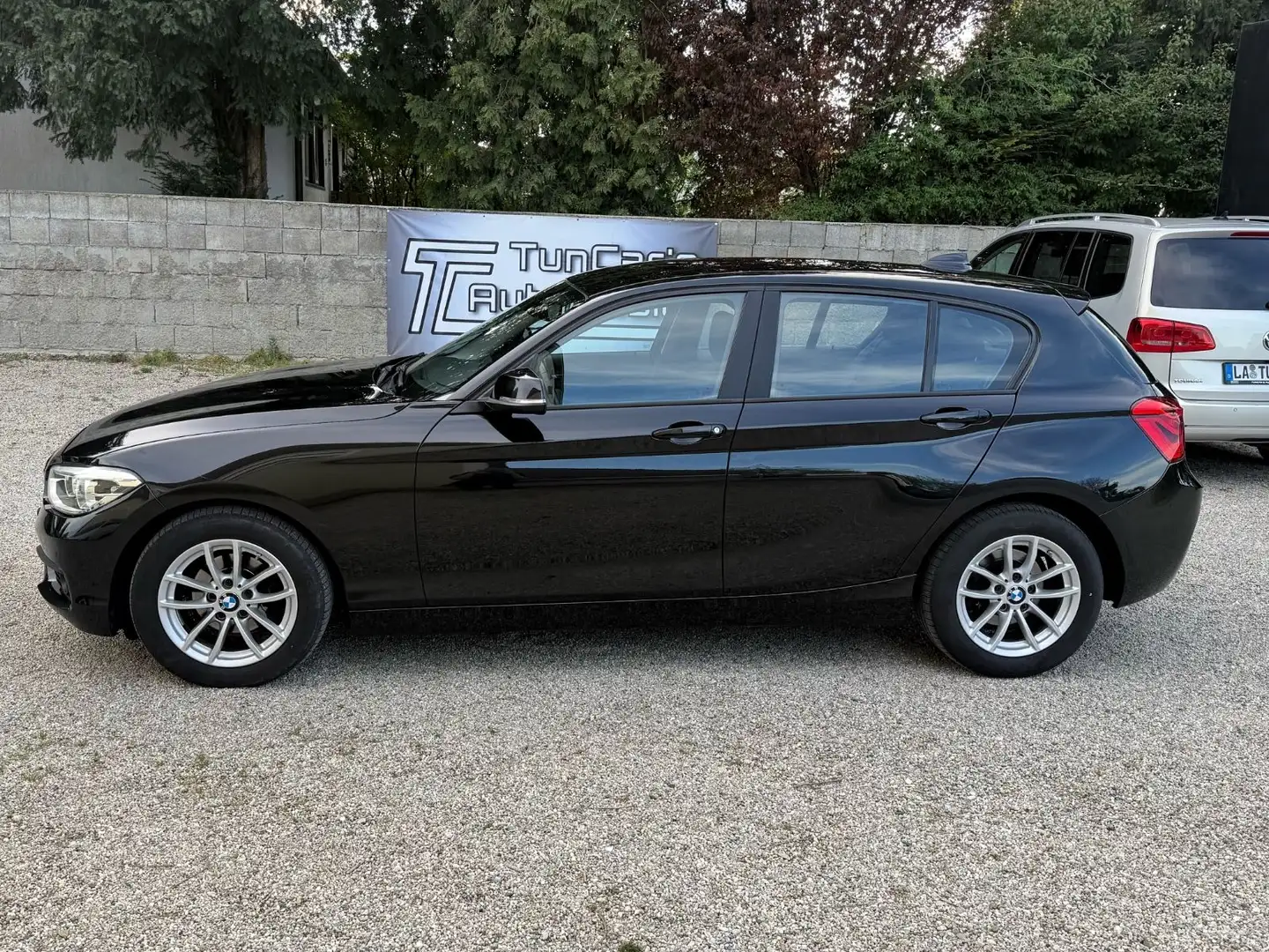 BMW 118 d Limousine/LED/PDC/Navi/Automatik Schwarz - 2