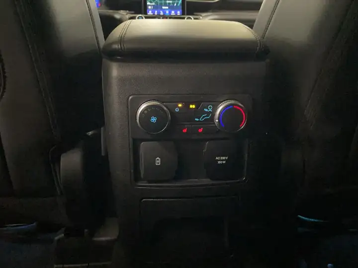 Ford Explorer 2023, foto 32