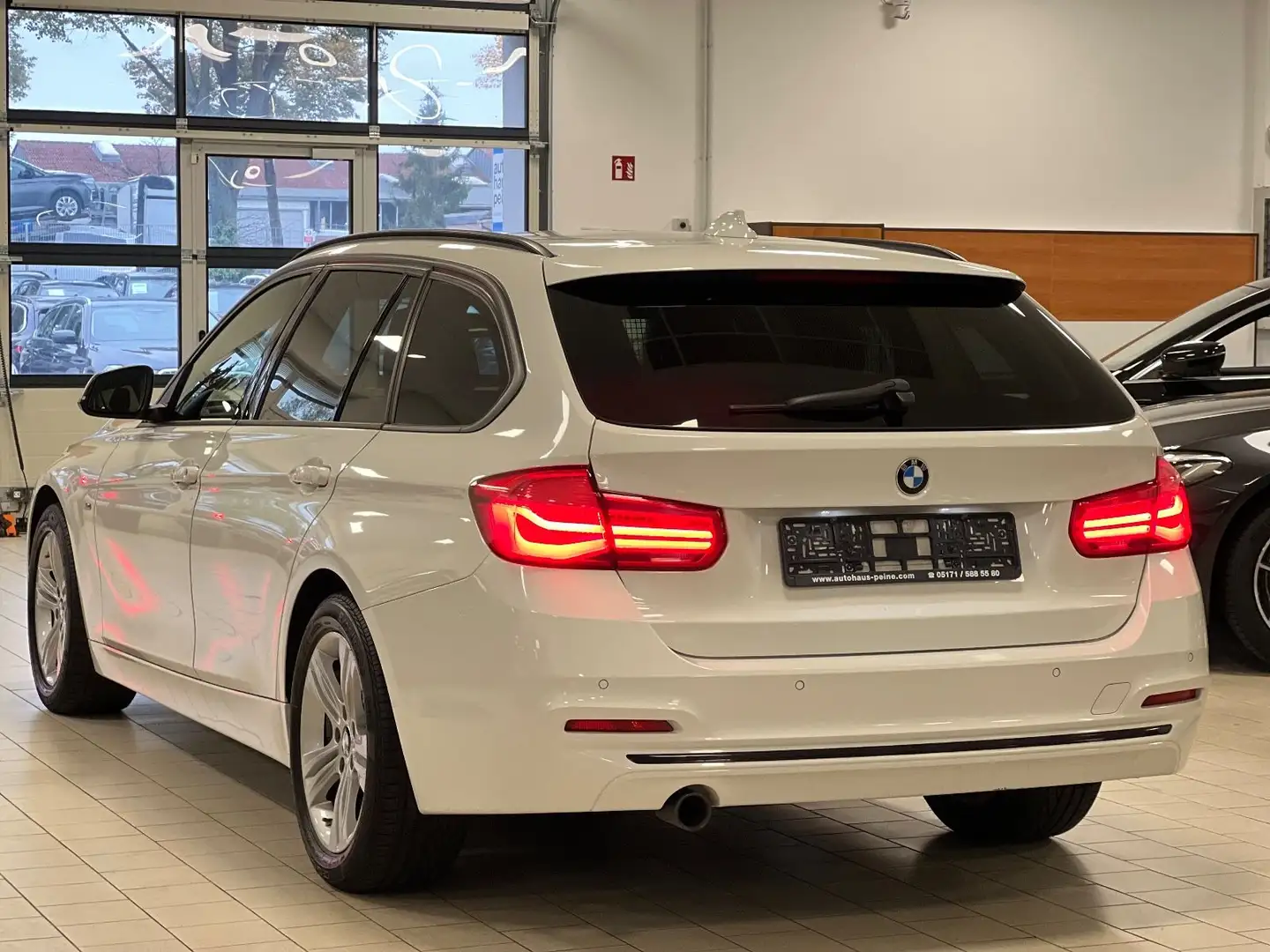 BMW 318 d/Aut/Navi Busin/LED/Temp/SportLin/Unfallfrei Weiß - 2