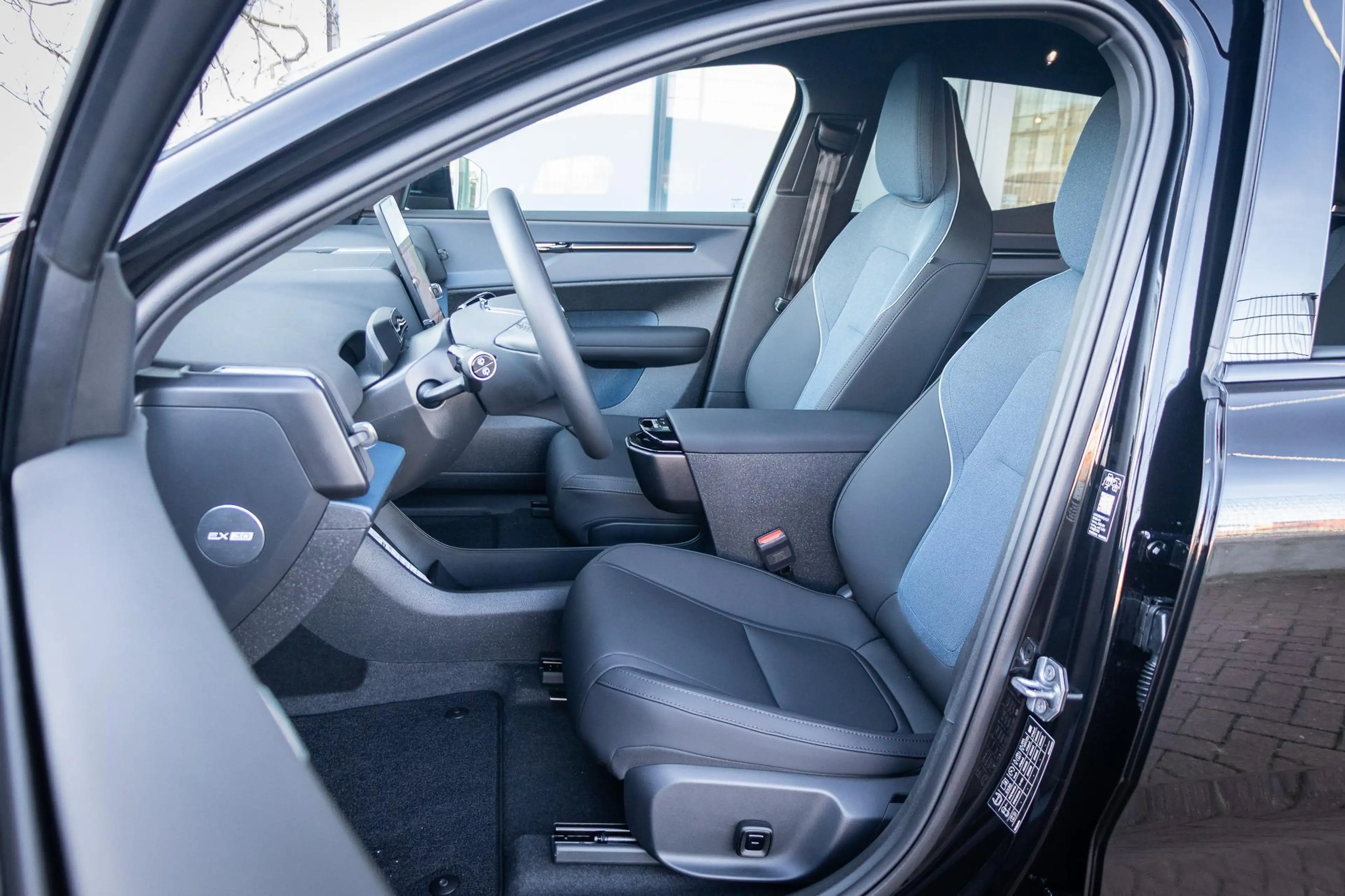 Volvo EX30 Single Motor Ext Range Ultra Black Ed Euro 69 kWh — photo 6