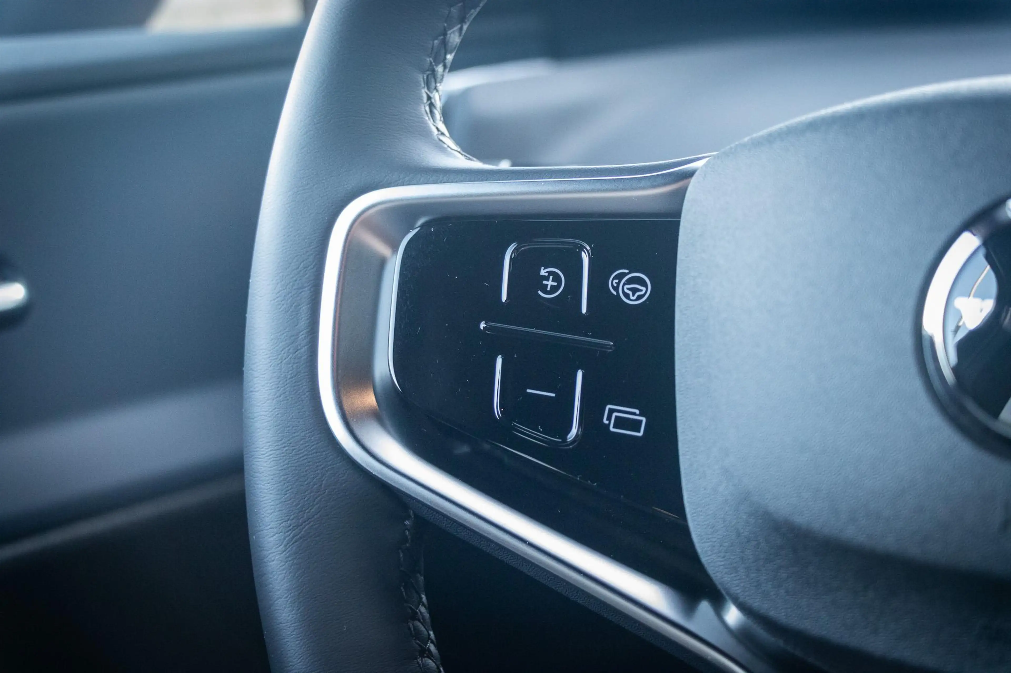 Volvo EX30 Single Motor Ext Range Ultra Black Ed Euro 69 kWh — photo 11