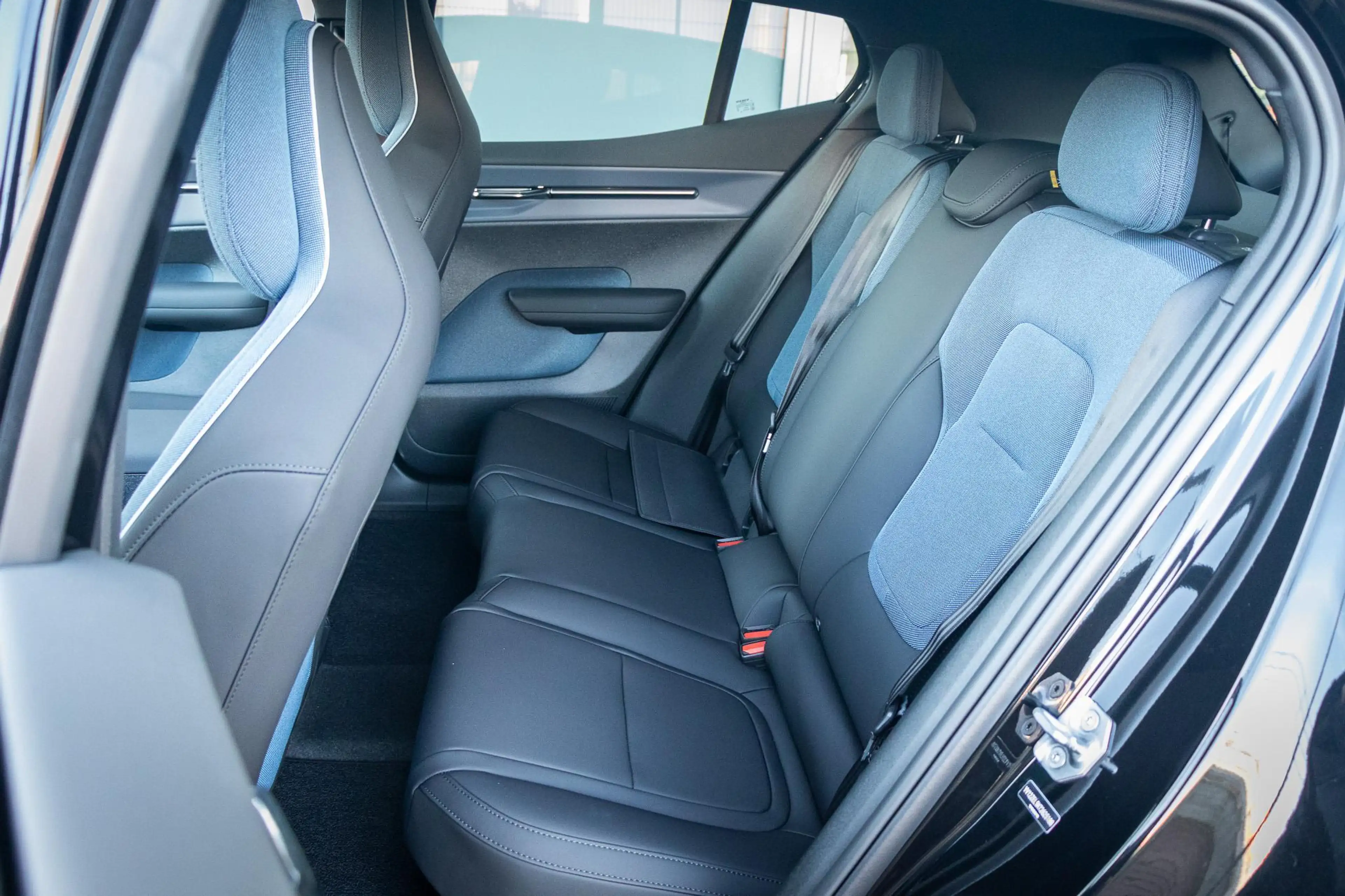 Volvo EX30 Single Motor Ext Range Ultra Black Ed Euro 69 kWh — photo 9