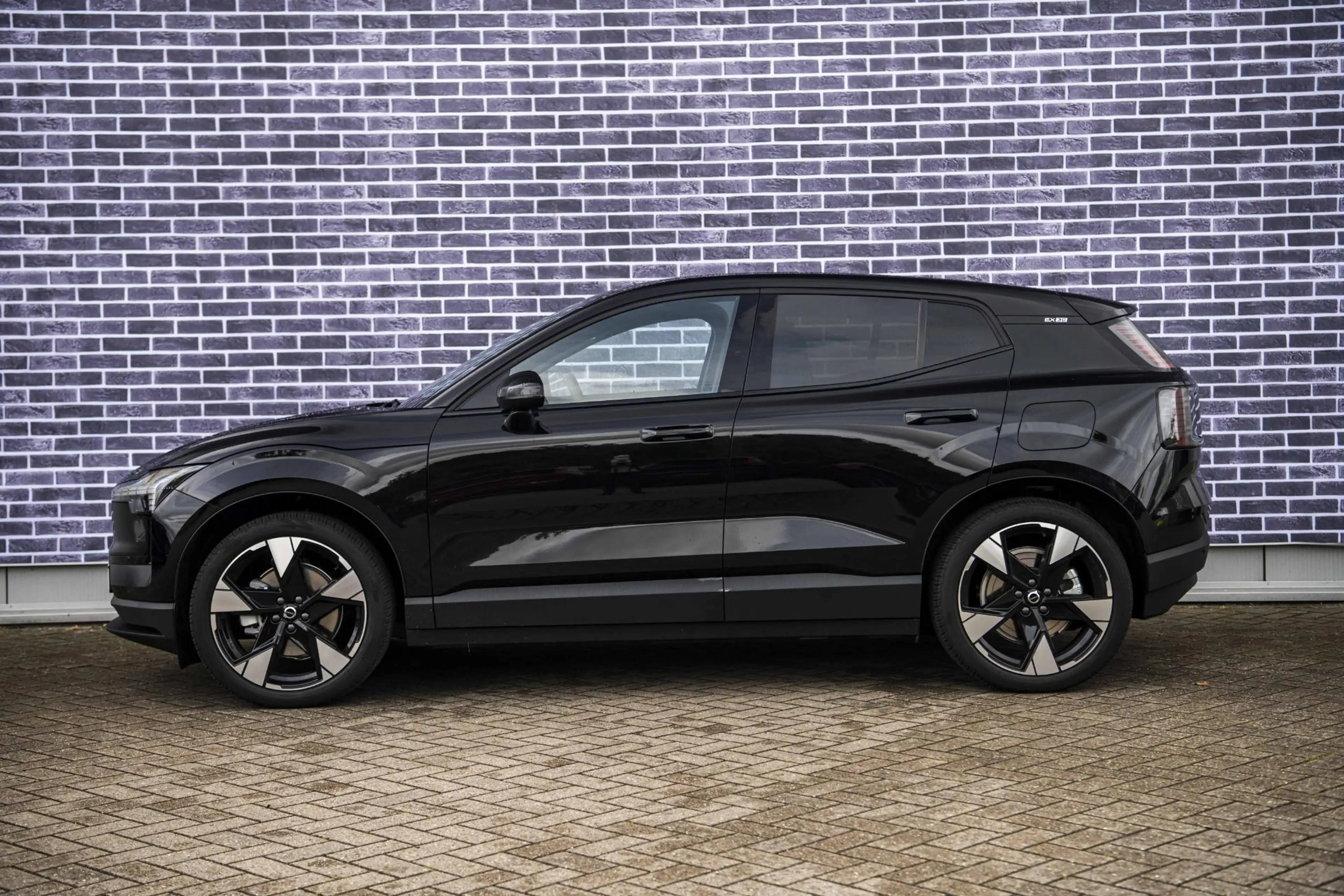 Volvo EX30 Single Motor Ext Range Ultra Black Ed Euro 69 kWh — photo 4