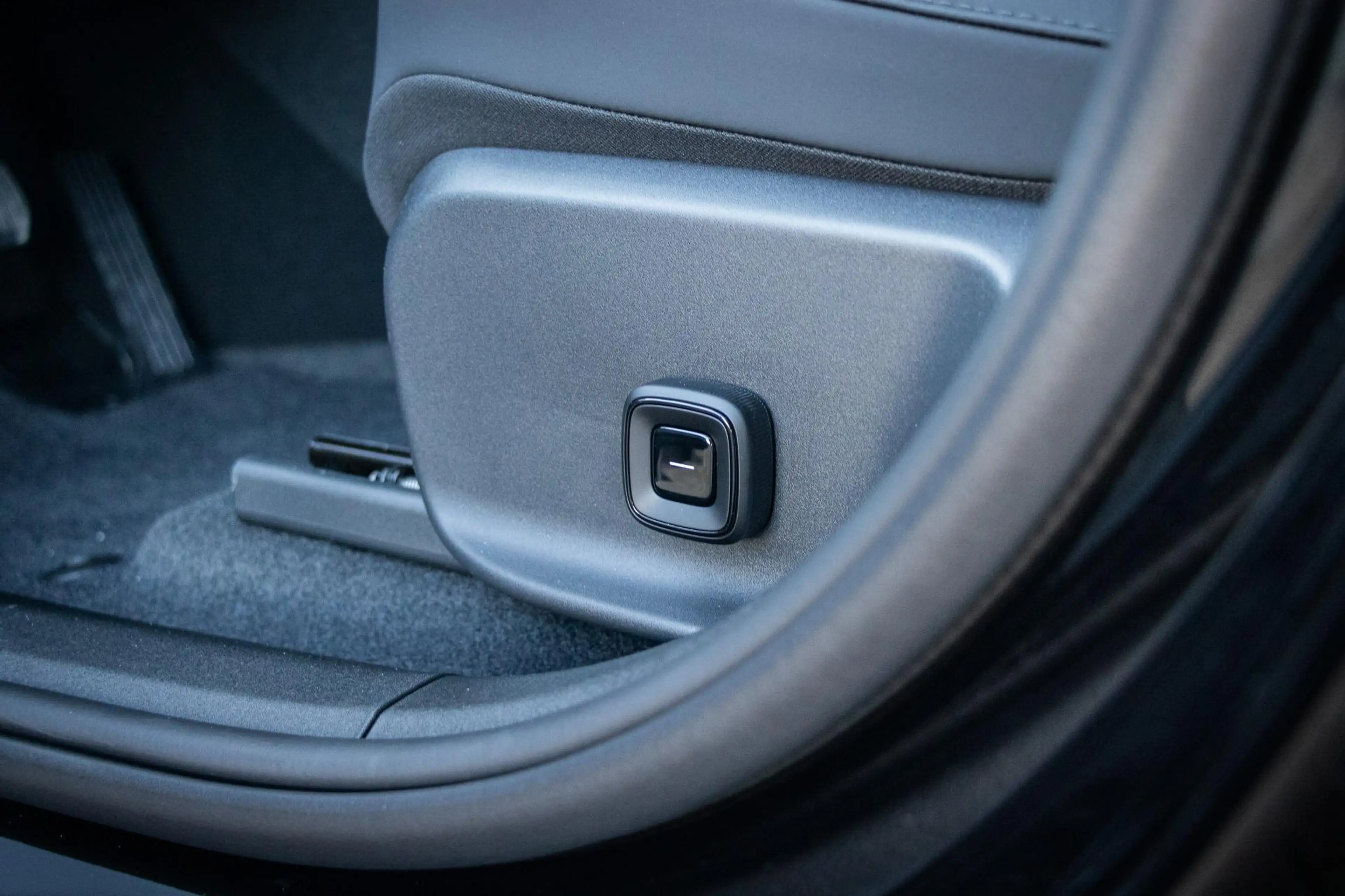 Volvo EX30 Single Motor Ext Range Ultra Black Ed Euro 69 kWh — photo 8