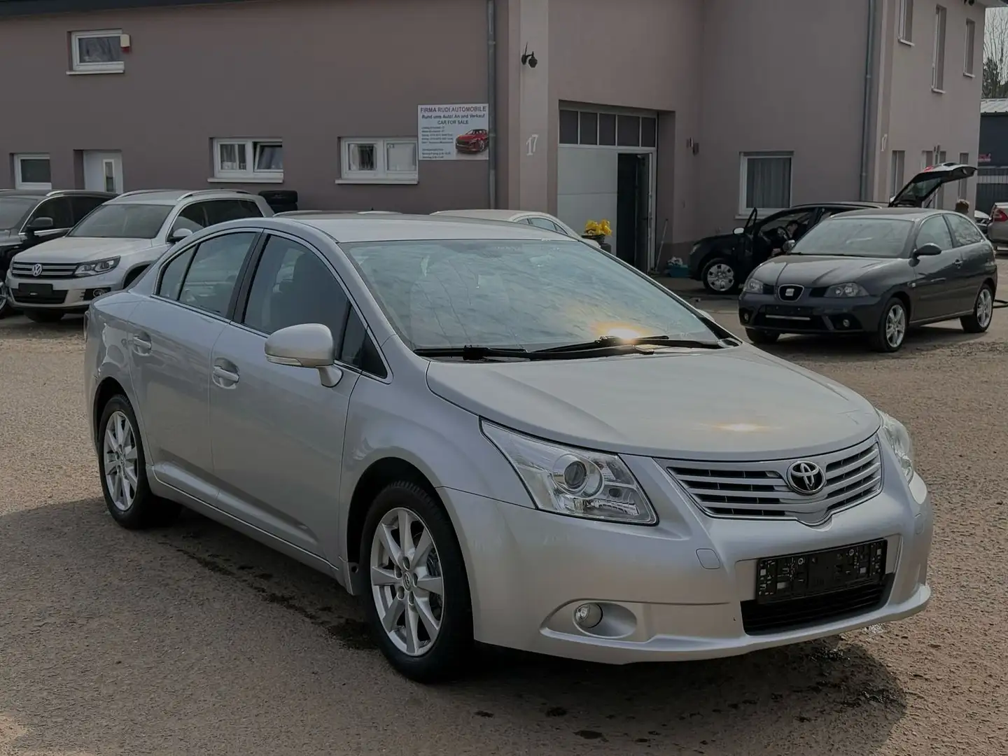 Toyota Avensis Executive Grau - 1