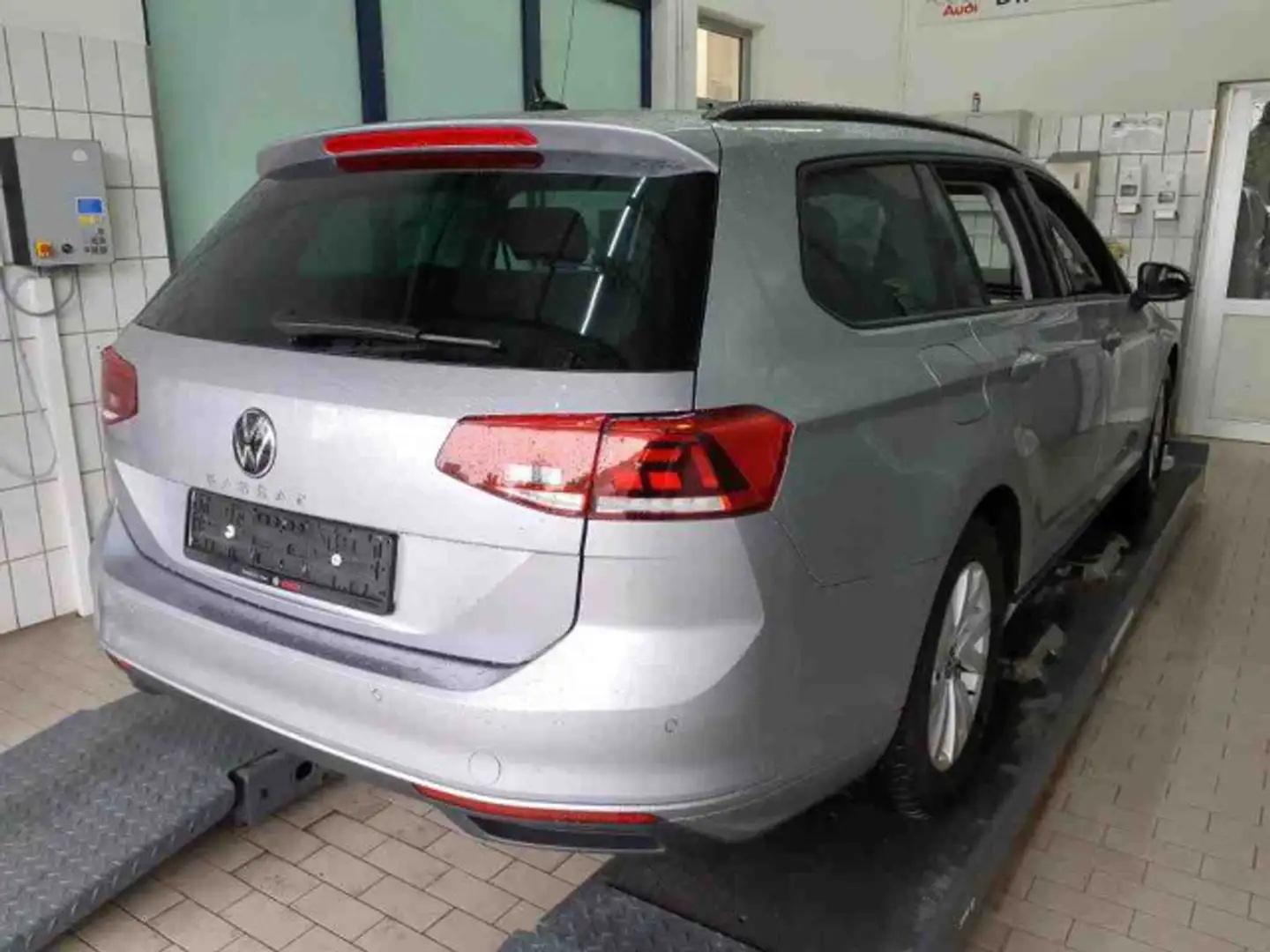 Volkswagen Passat Variant 1.5 TSI DSG NAVI APP PDC SHZ Rear Silber - 2