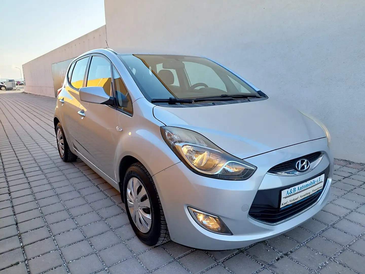 Hyundai iX20 1,4 CVVT Europe Sofort Kredit Silber - 1