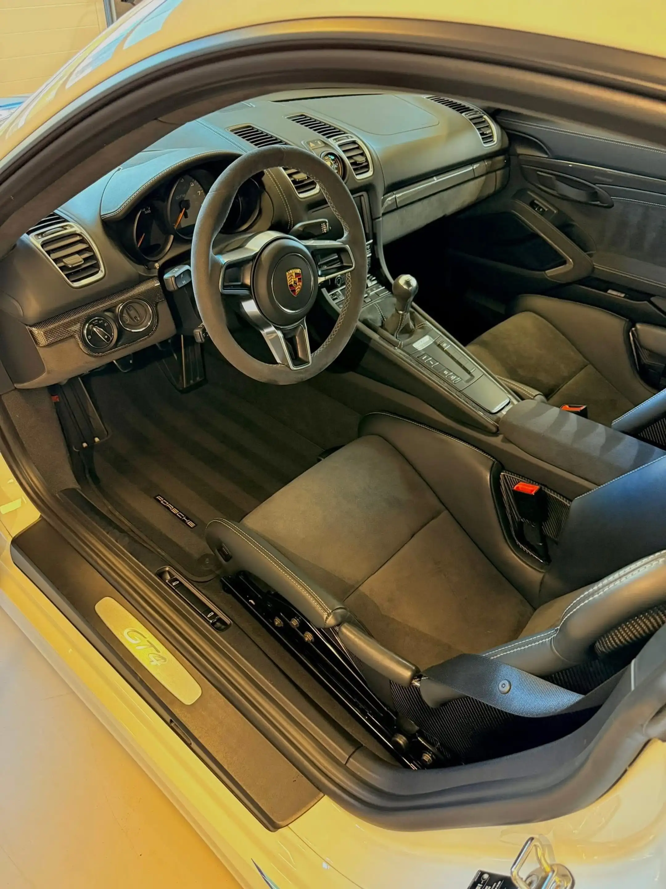 Porsche Cayman Cayman GT4 3.8i — photo 11