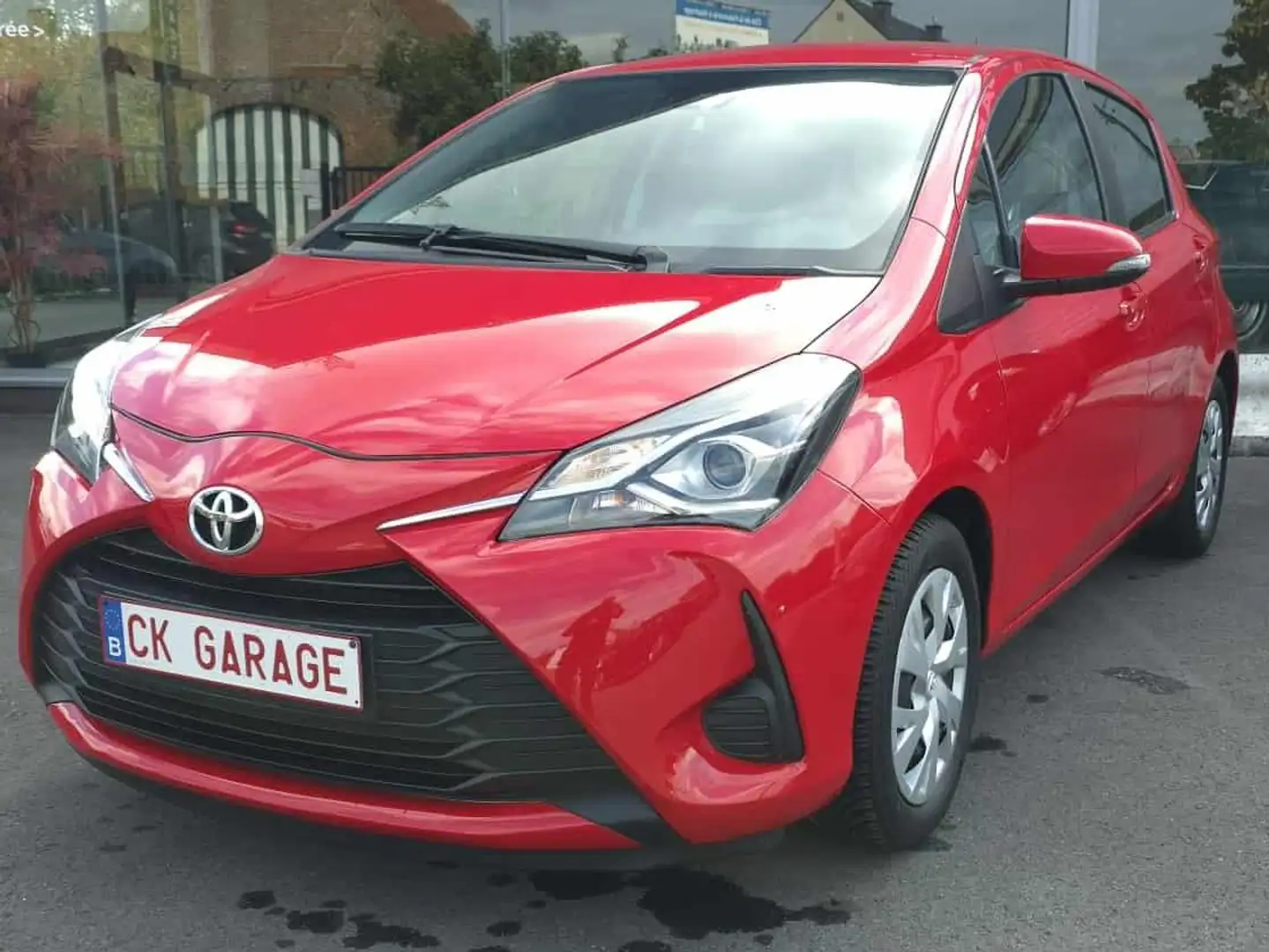 Toyota Yaris Yaris 1.0i VVT-i Comfort Prête immatriculer Rouge - 1