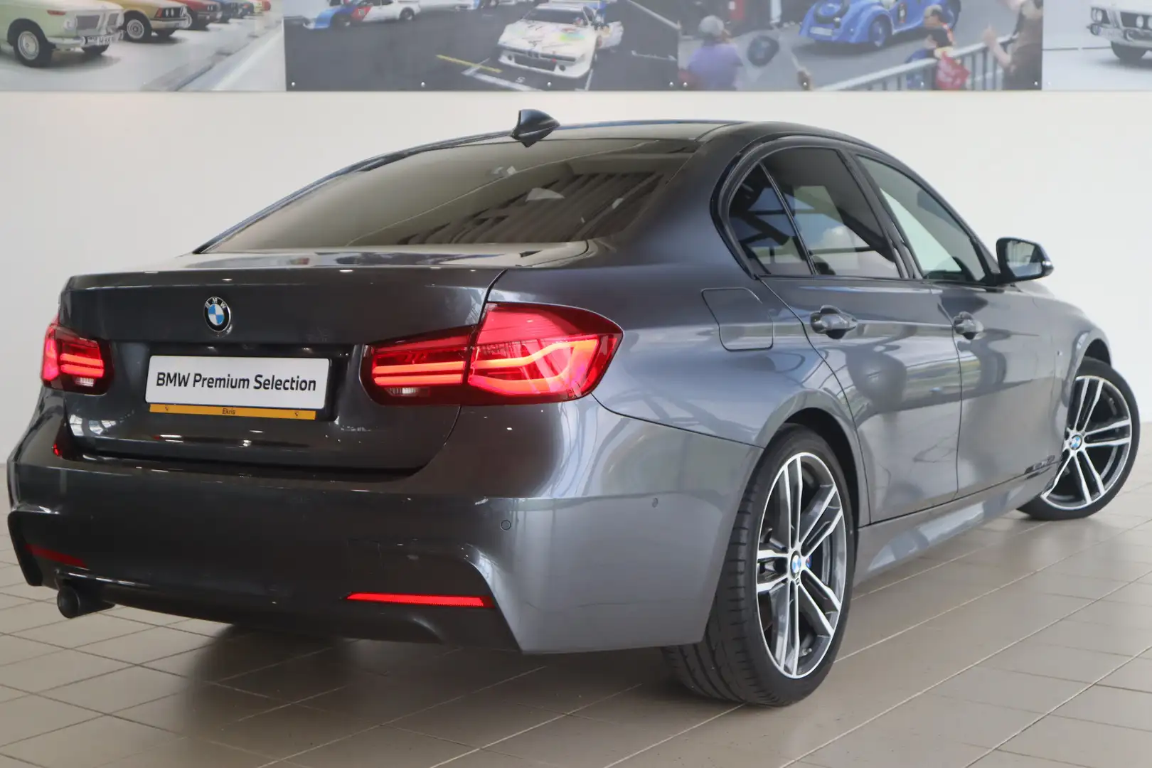 BMW 3 Serie Sedan 318i High Executive M-Sportpakket / Grijs - 2