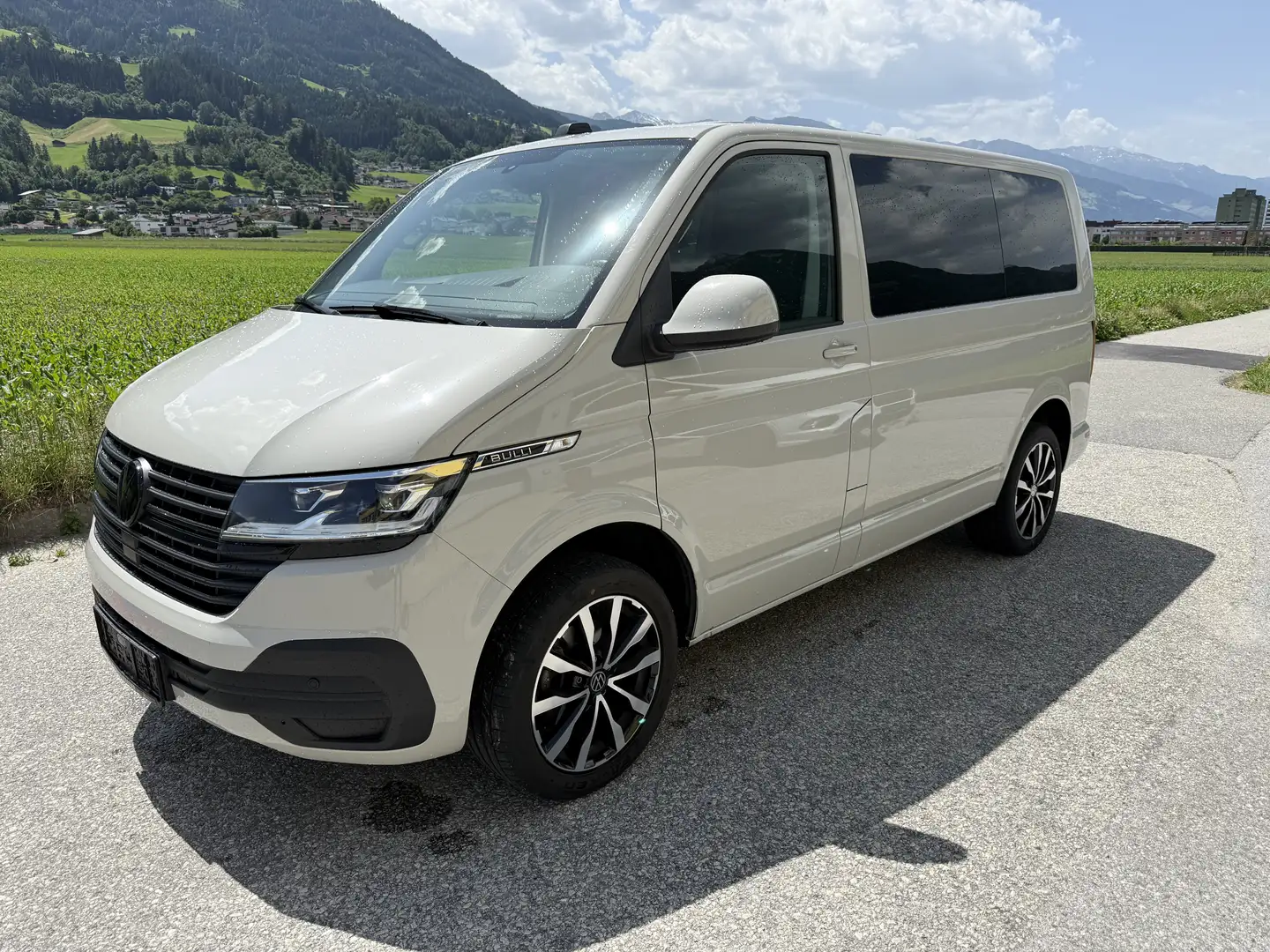Volkswagen T6.1 Transporter - 1