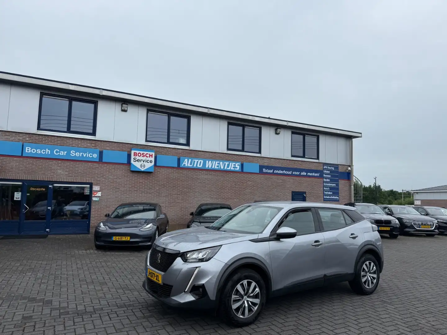 Peugeot 2008 1.2 PureTech | Blue Lease Active | Airco | Navi Grijs - 2