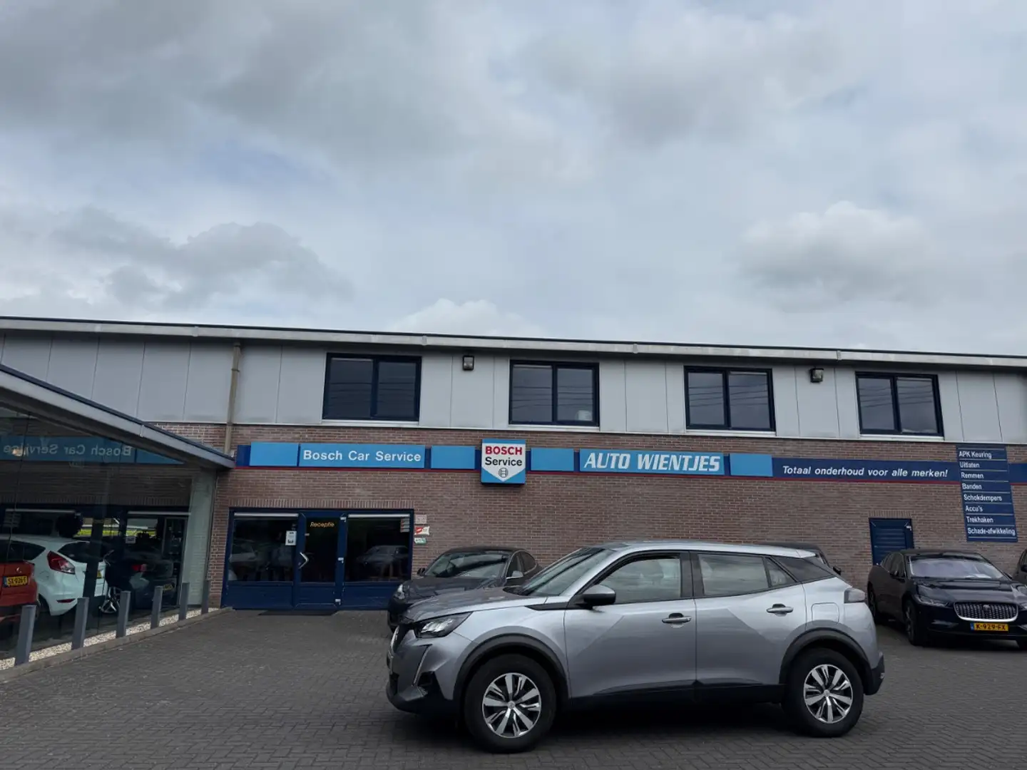 Peugeot 2008 1.2 PureTech | Blue Lease Active | Airco | Navi Grijs - 1