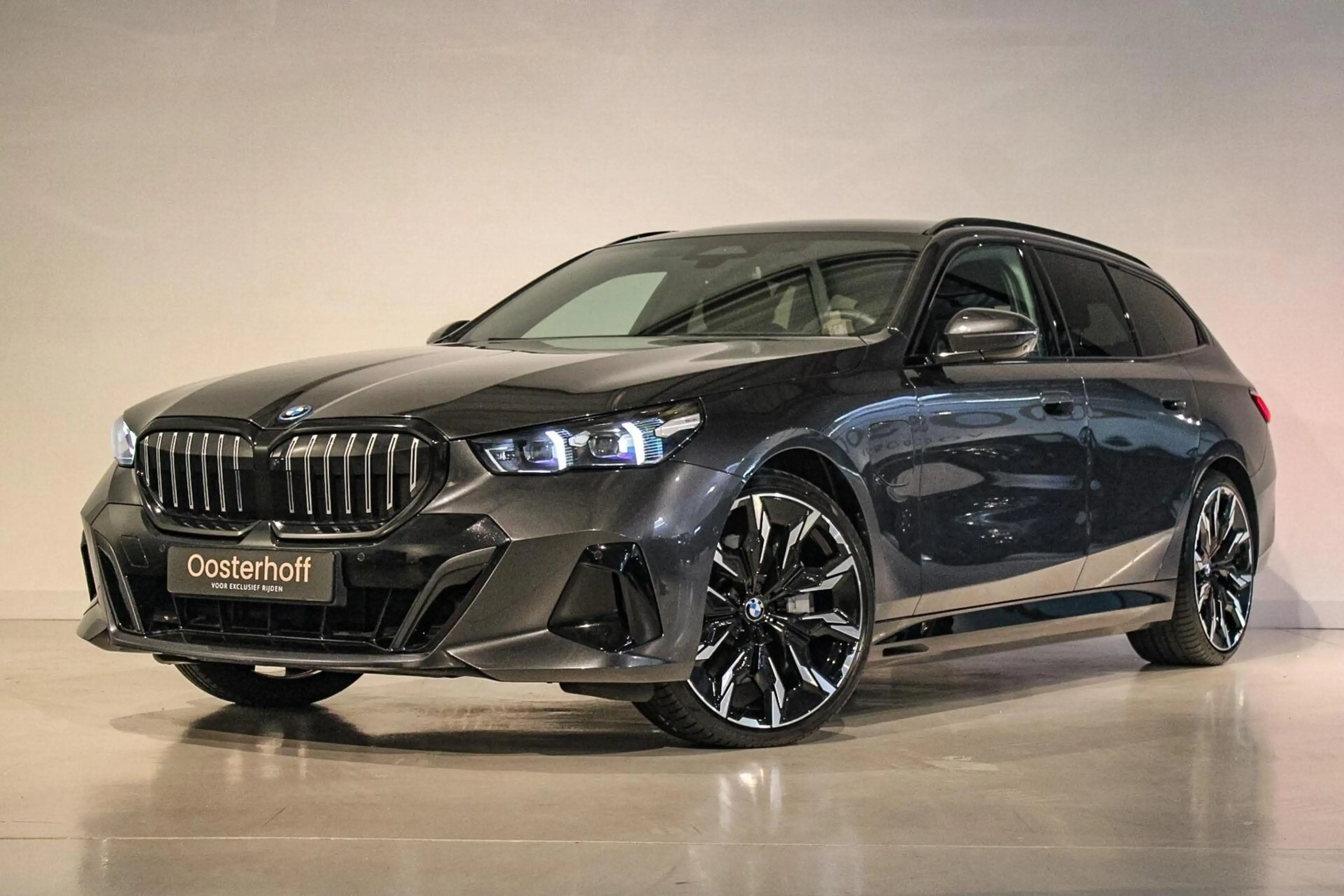 BMW 550 5-serie Touring 550e xDrive B&W | PANO | 4w-bestur
