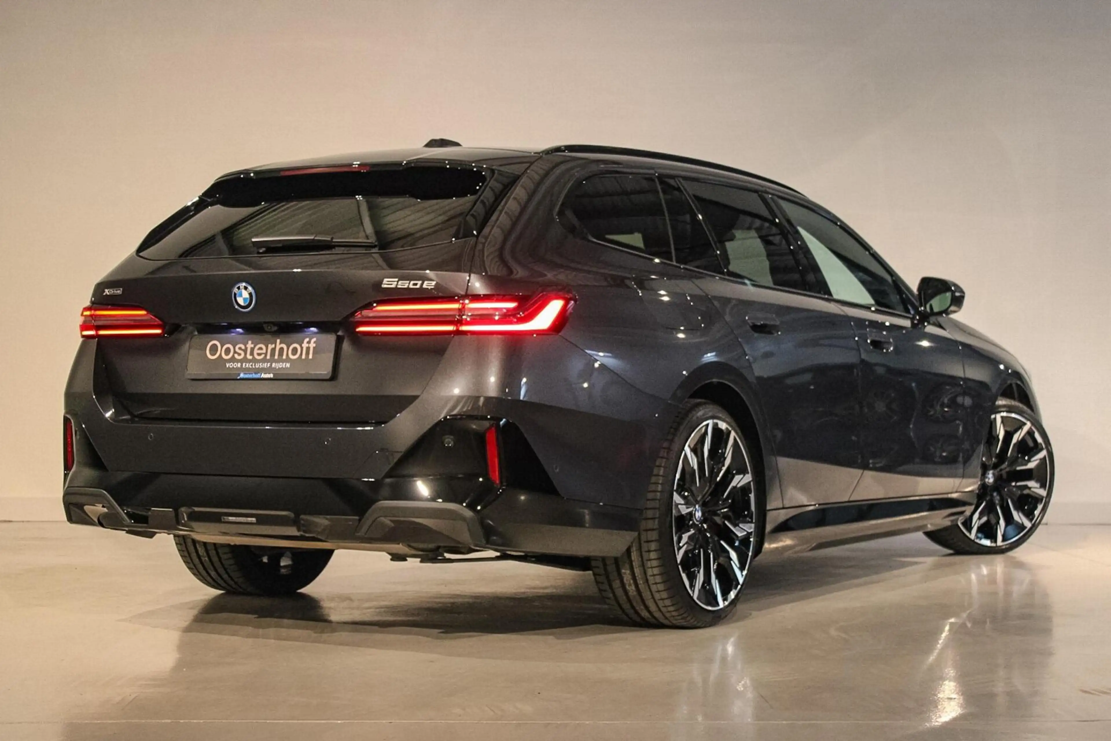 BMW 550 5-serie Touring 550e xDrive B&W | PANO | 4w-bestur — photo 2