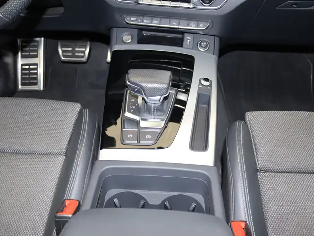 Audi Q5 view 12
