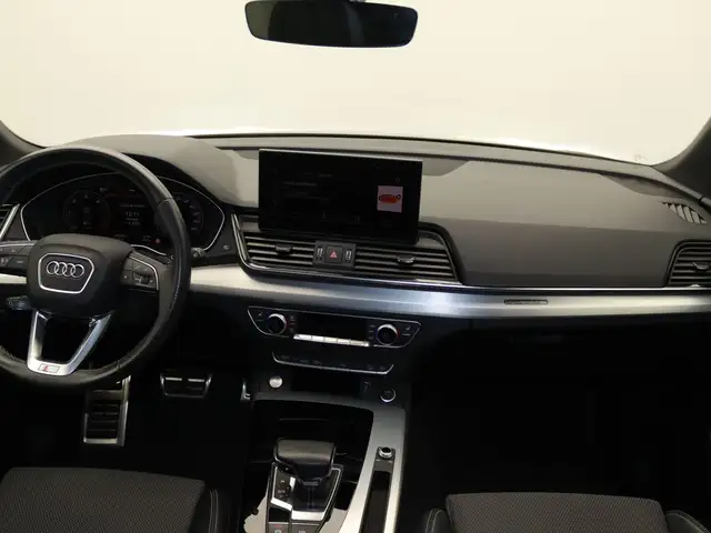 Audi Q5 view 10