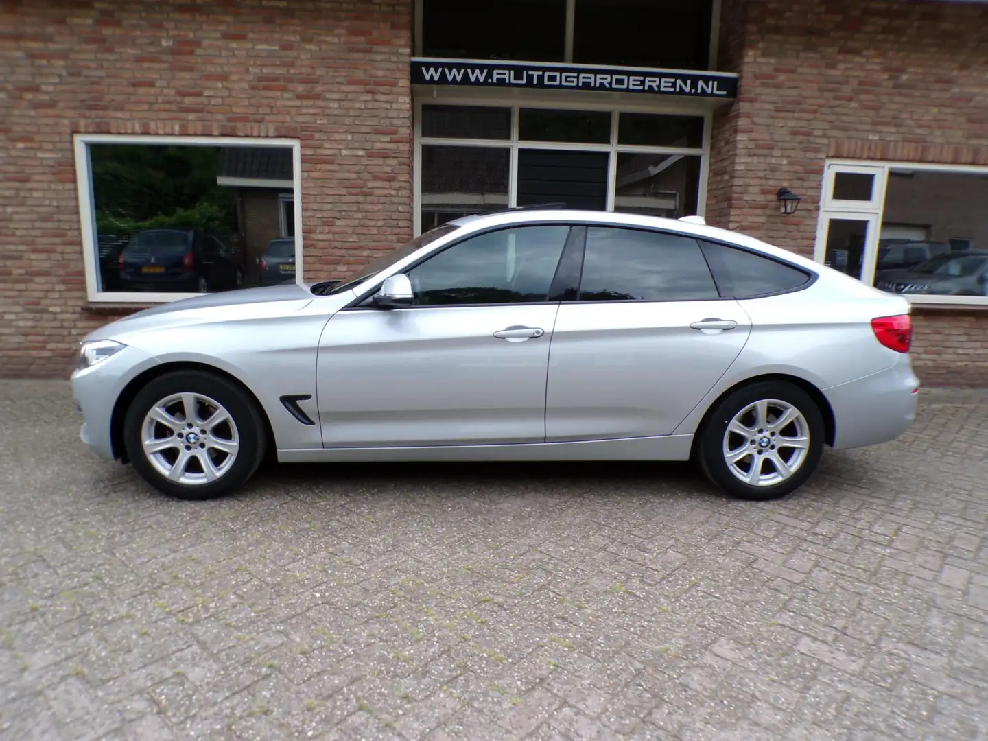 BMW 320 3-serie Gran Turismo 320i Automaat / Panoramadak Grey - 2