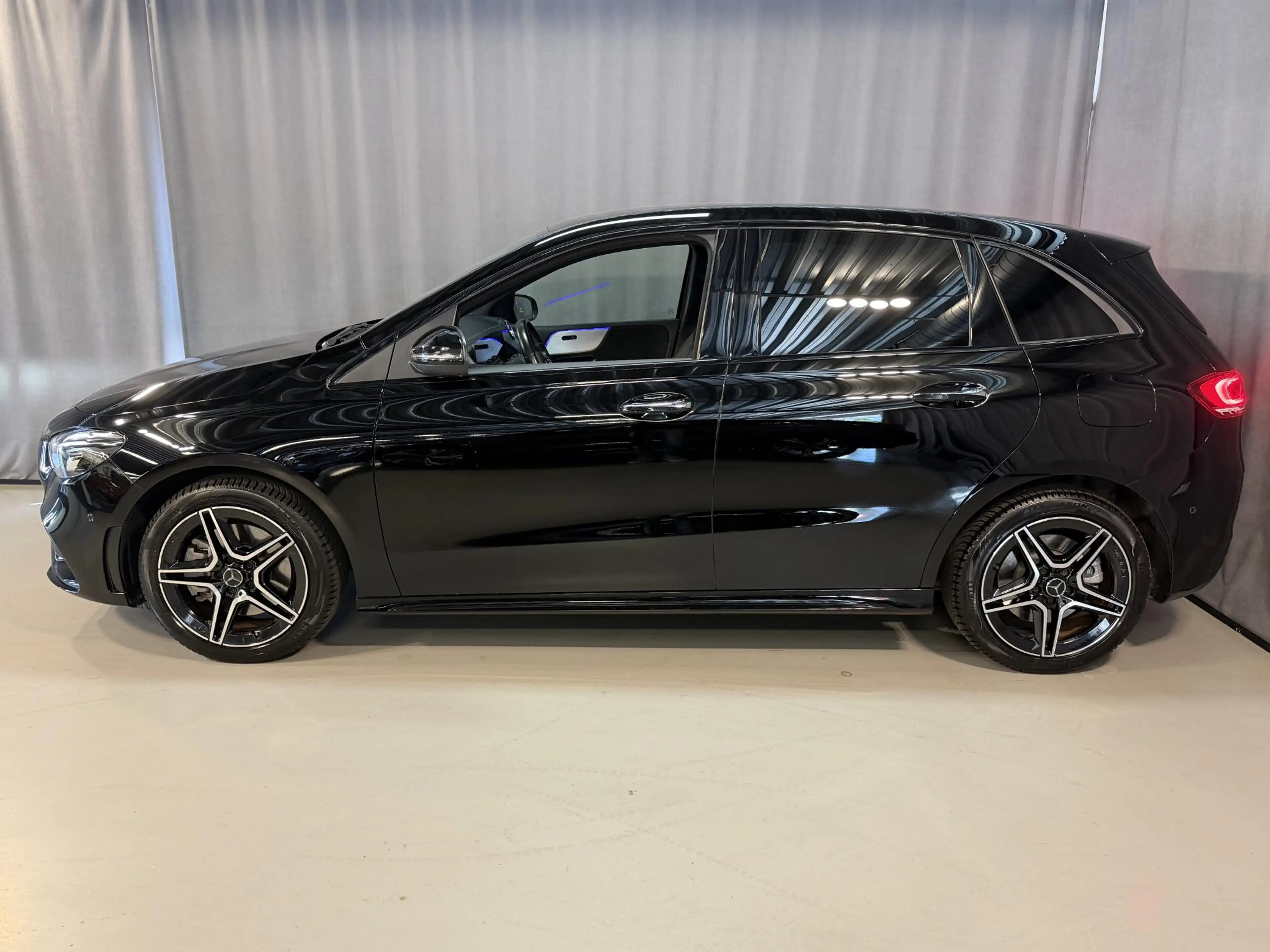 Mercedes-Benz B 250 e AMG Line 18''/Dodehoek/Camera/Keyless/Sfeerverli — photo 4