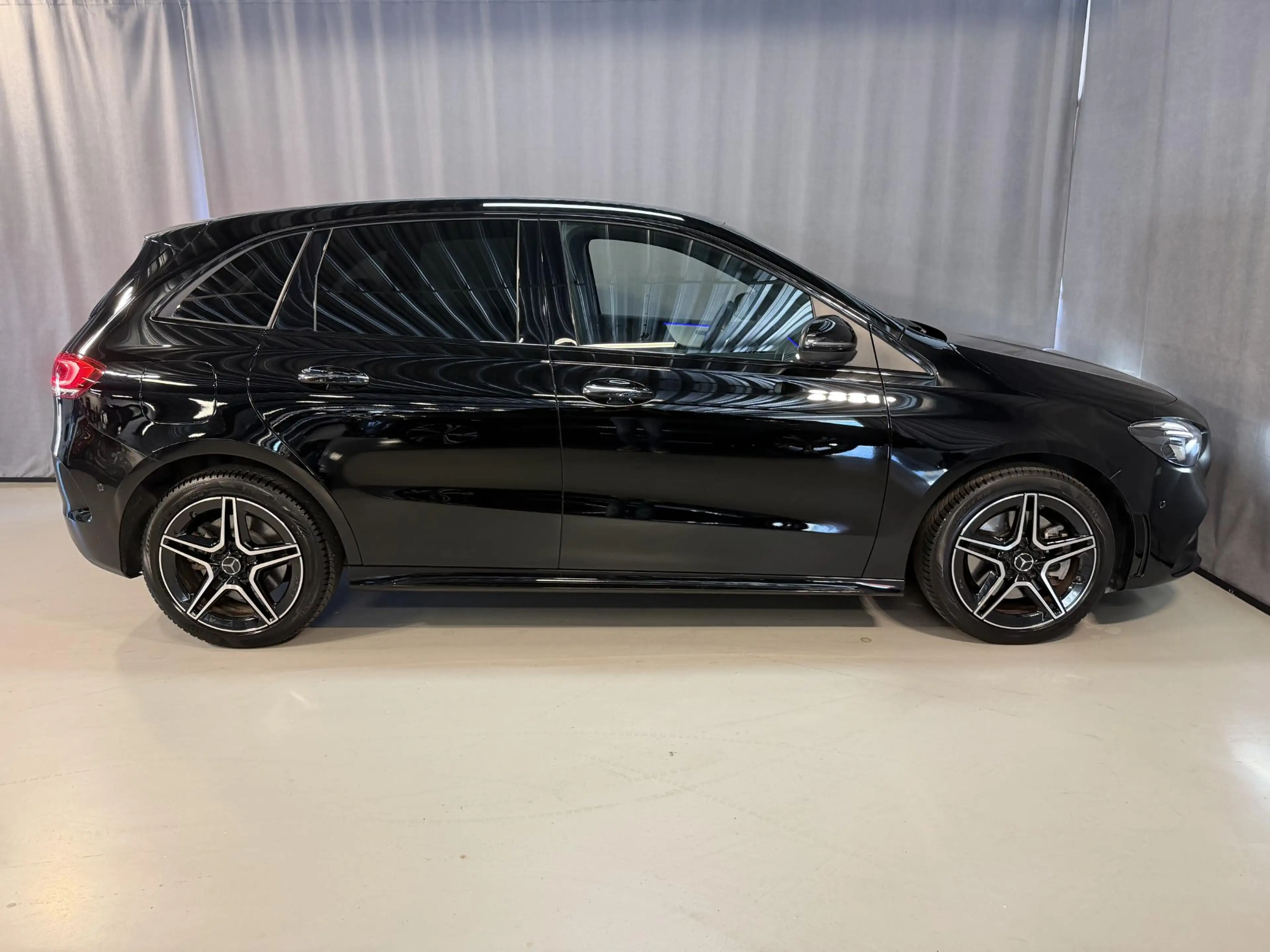 Mercedes-Benz B 250 e AMG Line 18''/Dodehoek/Camera/Keyless/Sfeerverli — photo 33