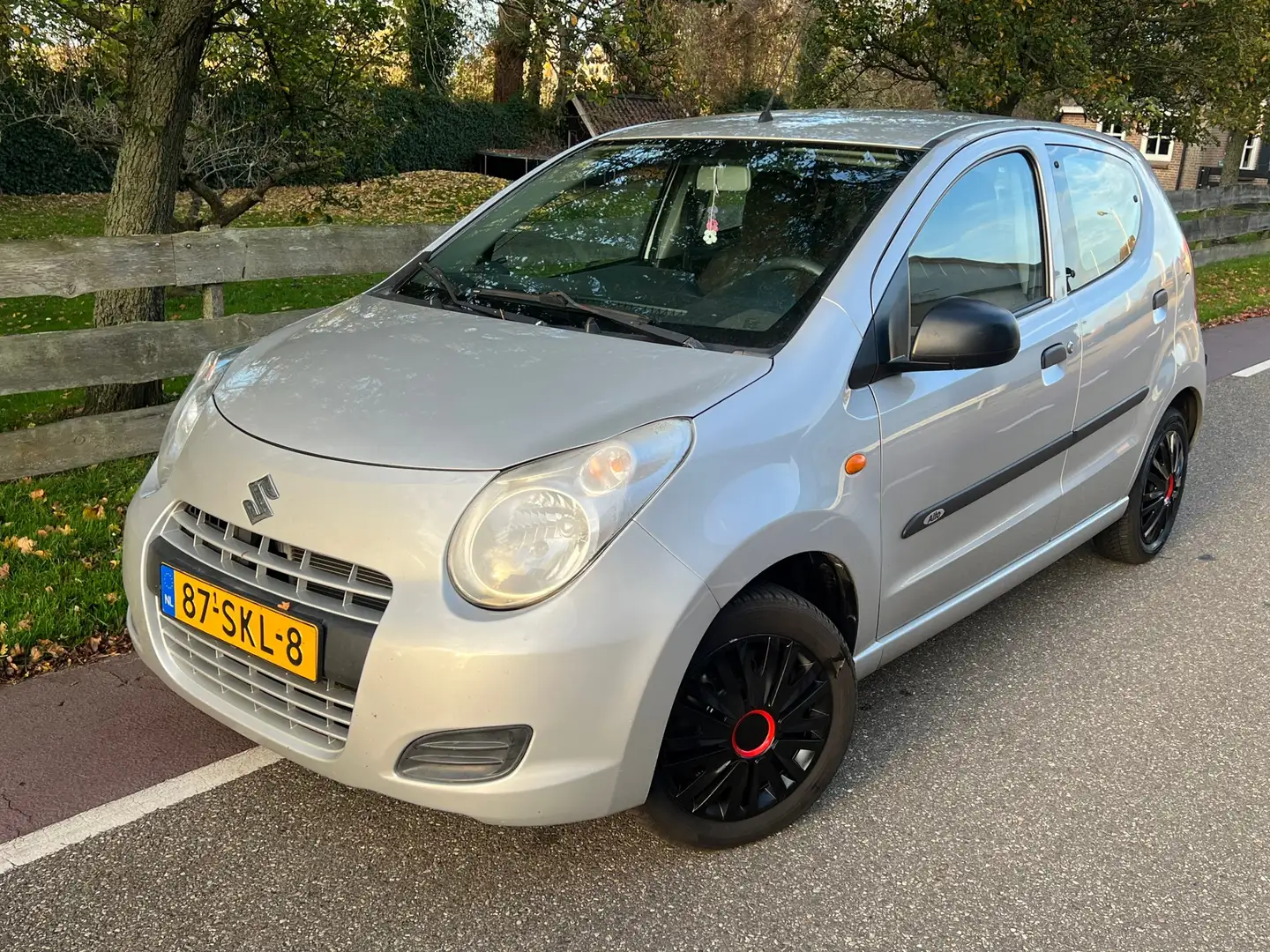 Suzuki Alto 1.0 Comfort Plus APK Juni 2026 Airco Grijs - 1