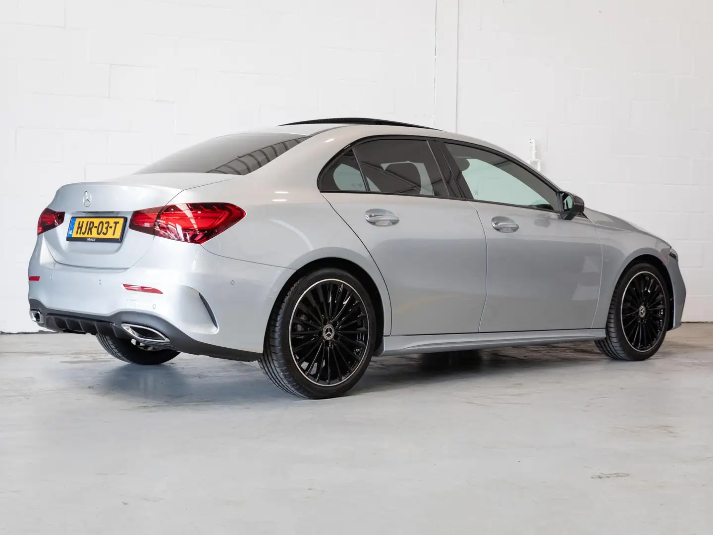 Mercedes-Benz A 180 Limousine Star Edition AMG Line PLUS Panorama dak Grijs - 2