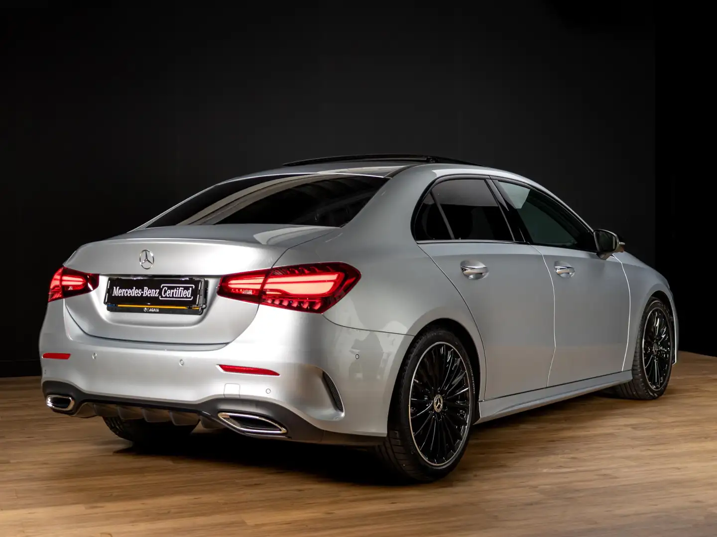 Mercedes-Benz A 180 Limousine Star Edition AMG Line PLUS Panorama dak Grijs - 2