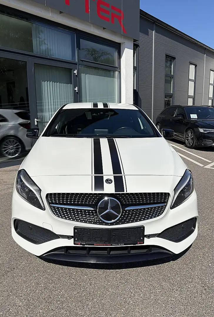 Mercedes-Benz A 200 d Aut. AMG Line Weiß - 2