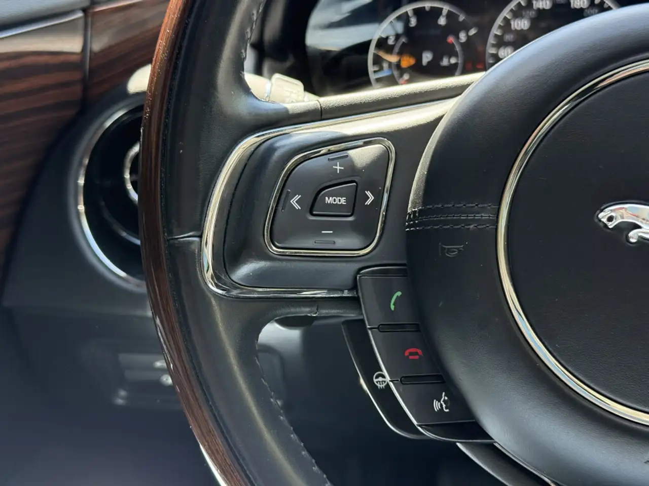 Jaguar XJ снимка Jaguar XJ