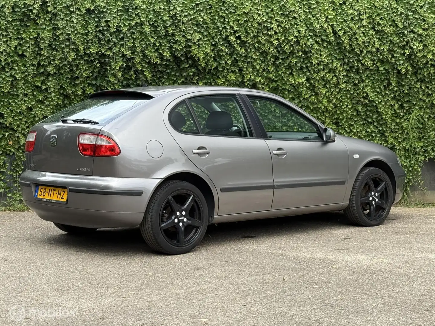 SEAT Leon 1.6-16V Executive | Cruise | Airco | 5-Deurs Gris - 2