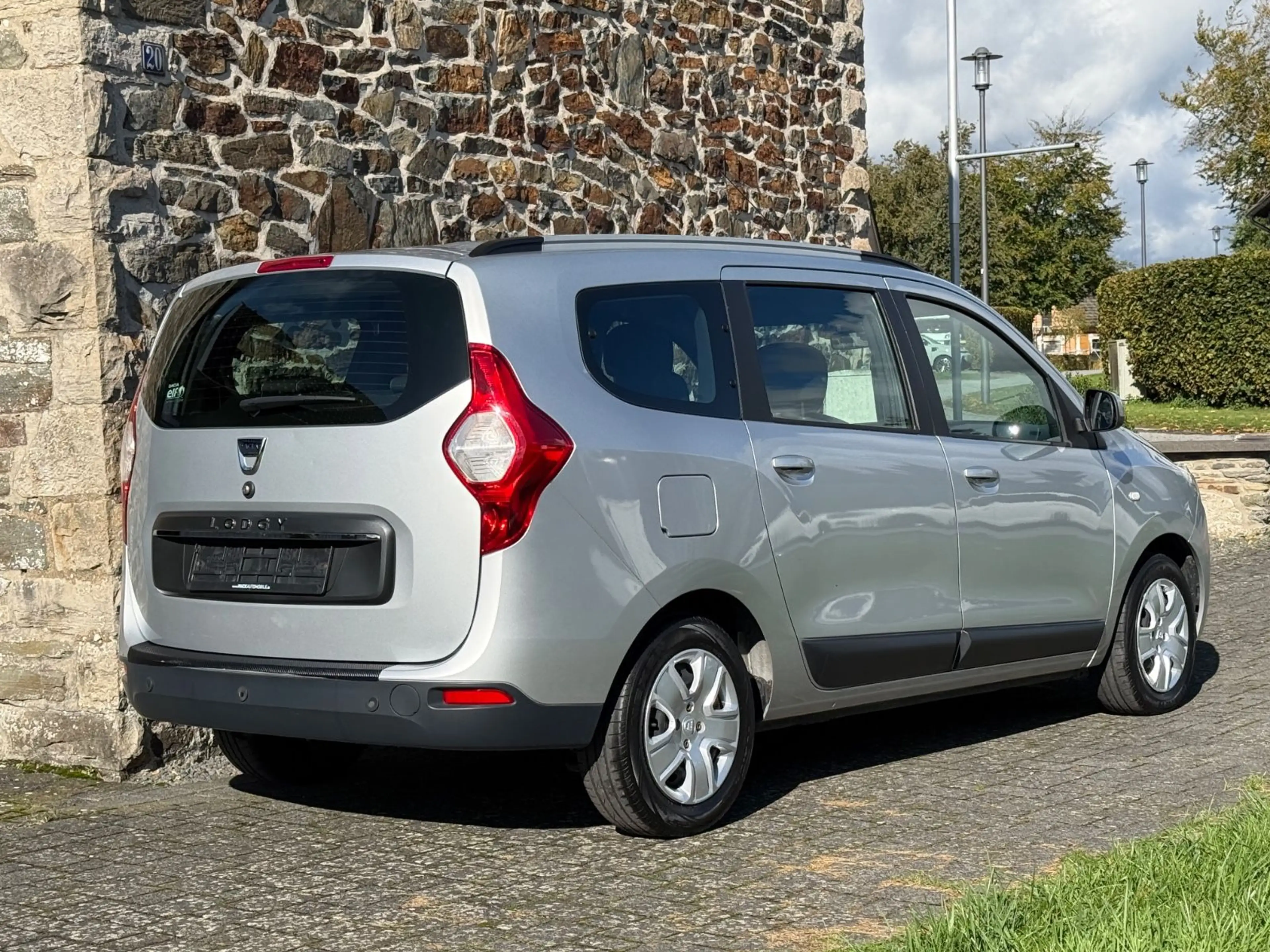 Dacia Lodgy 1.6 Benzin Laureate 7-Sitzer — photo 14