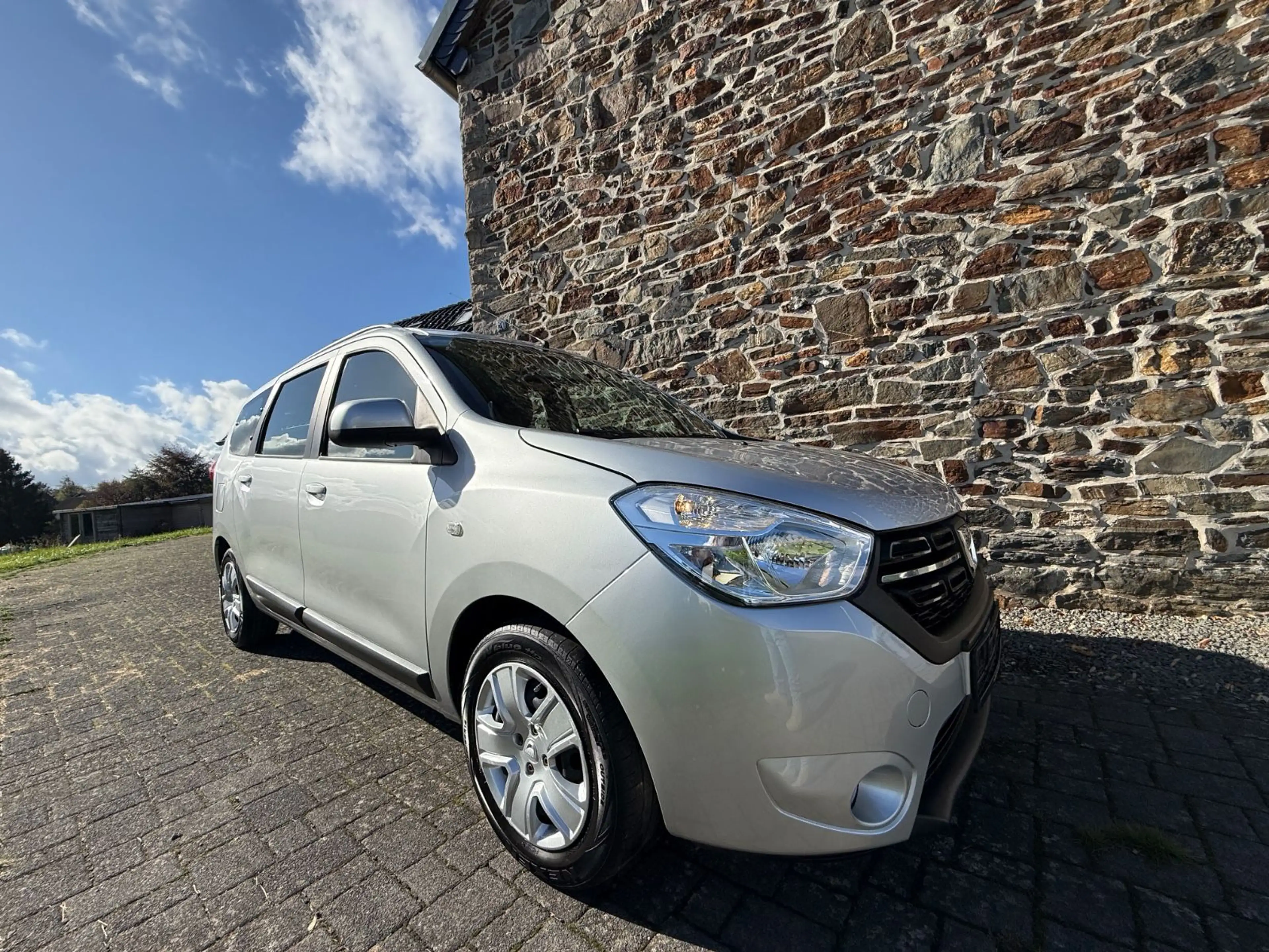 Dacia Lodgy 1.6 Benzin Laureate 7-Sitzer — photo 15