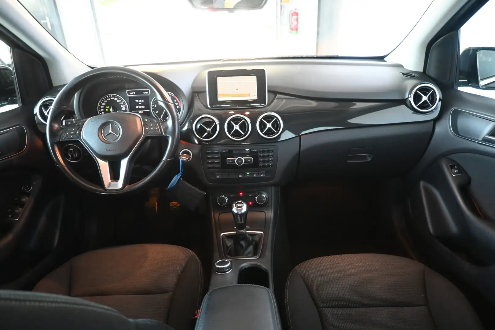 Mercedes-Benz B 180 Ambition Airco Trekhaak Navigatie Stoelverwarming Zwart - 2