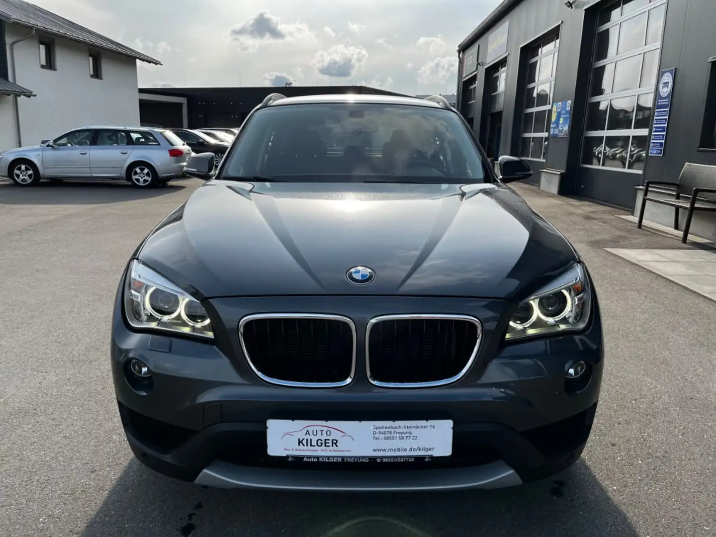 BMW X1 20 d xDrive / Bi-Xenon, AHK Grau - 2