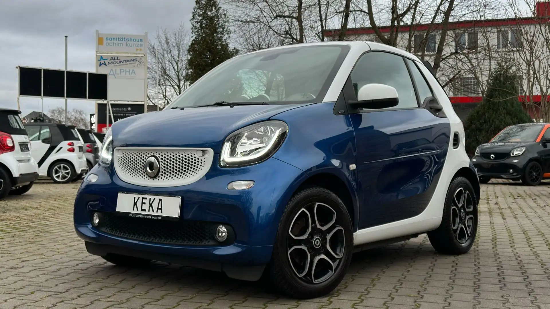 smart forTwo Cabrio TURBO DCT MIDNIGHT BLUE & WHITE EDITION Blauw - 1