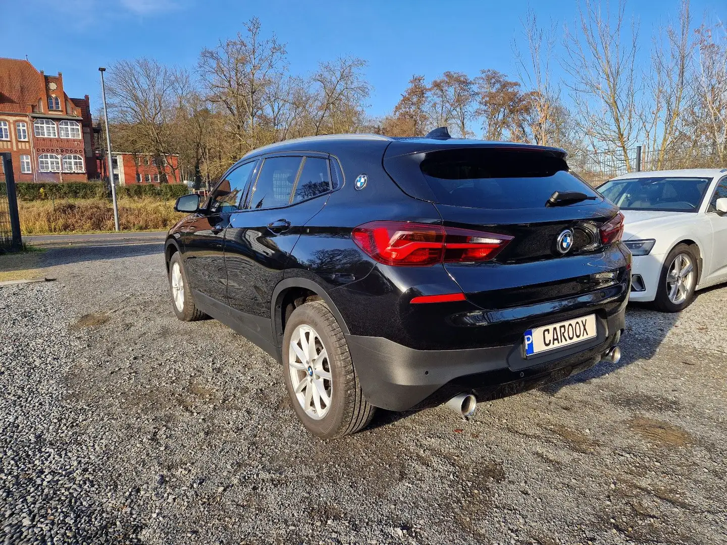 BMW X2 sDrive 20d AT Advantage Schwarz - 2