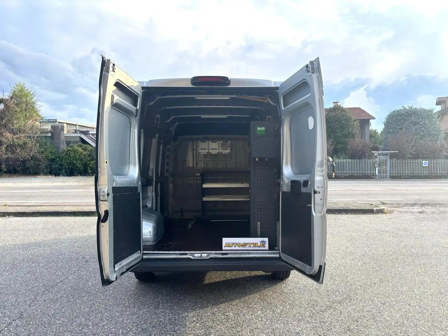 Fiat Ducato OFFICINA MOBILE - M-Jet PASSO MEDIO TETTO ALTO Plateado - 2