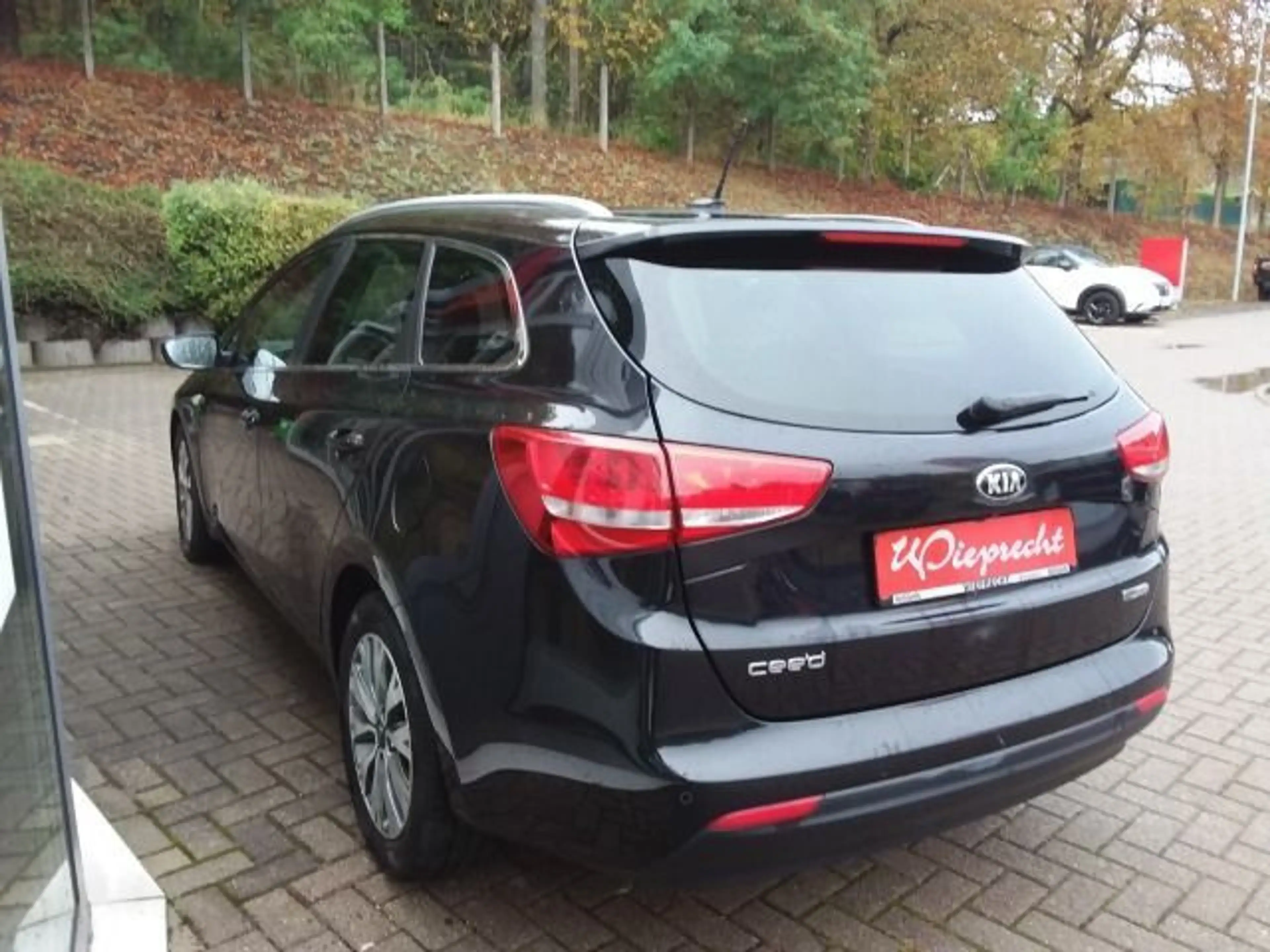 Kia Ceed / cee'd 1.6 CRDi Dream Team Sportswagon — photo 3