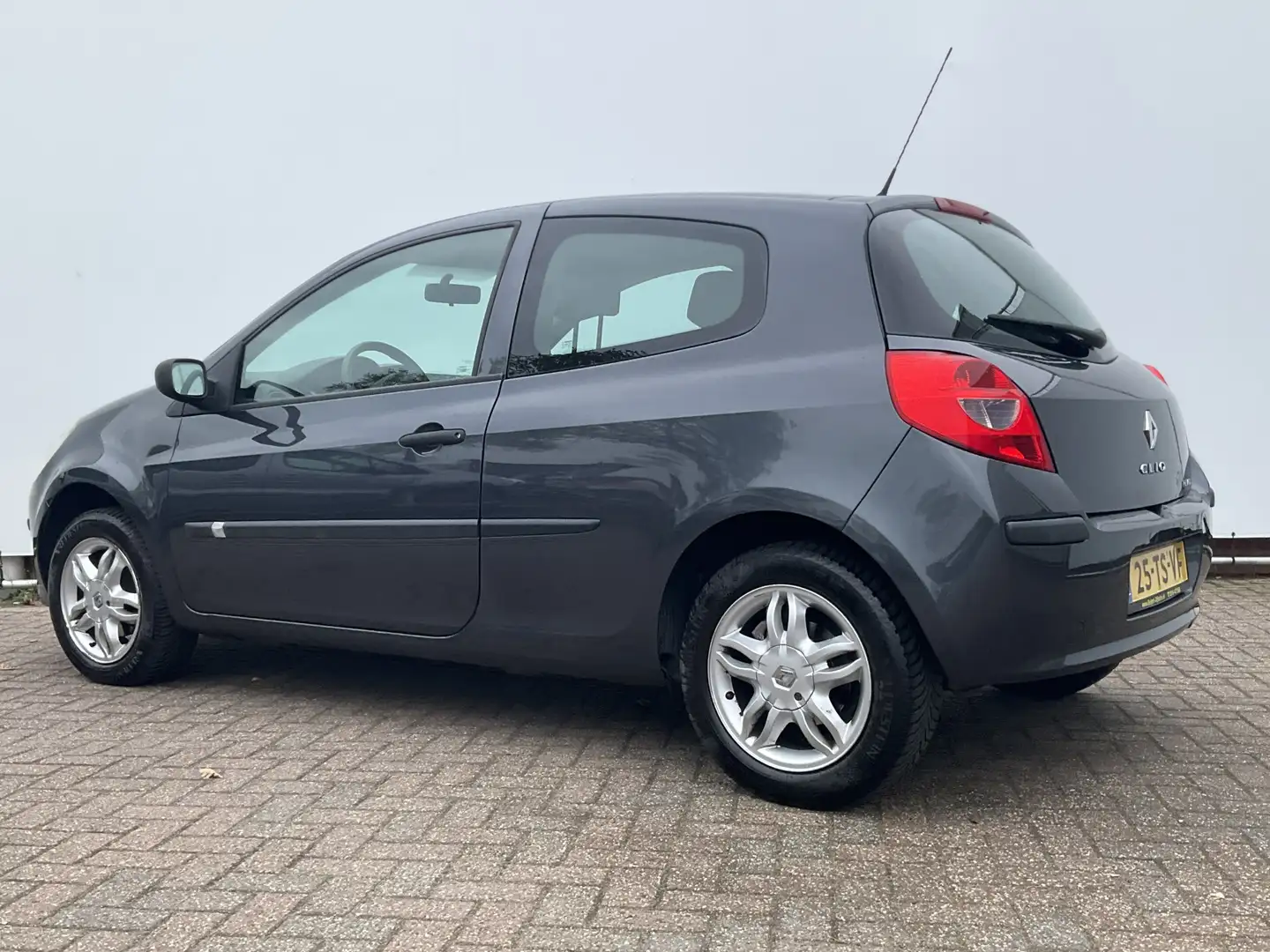 Renault Clio 1.4-16V Extreme Cruise Airco NAP! Grijs - 2