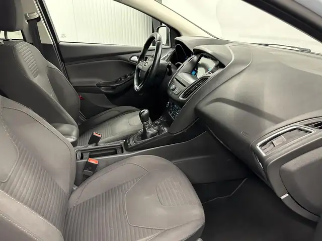 Ford Focus view 11