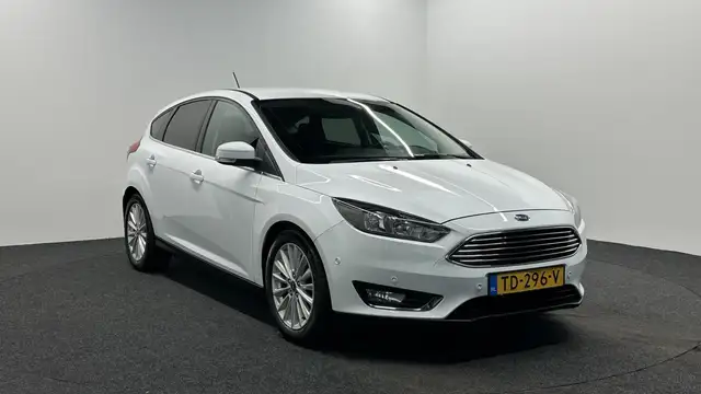 Ford Focus view 3
