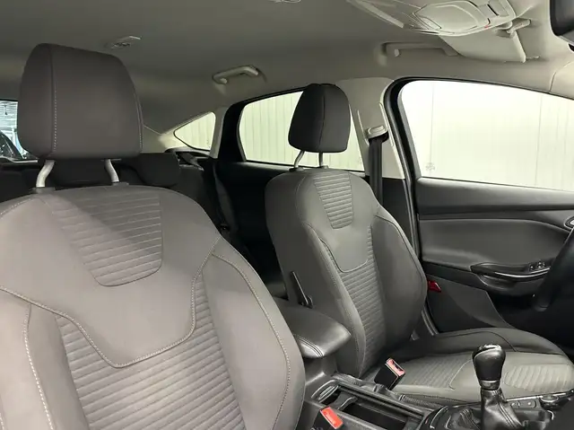 Ford Focus view 12